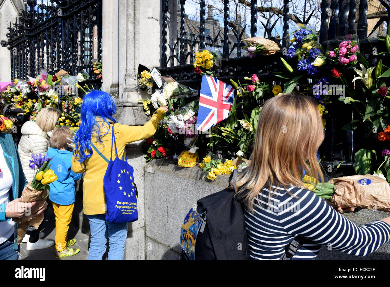 Floral Tribute außerhalb des Parlaments für die Opfer des Terroranschlags auf 22. März 2017. Für Europa vereinen (anti-Austritt) marschieren zum Parlament, ein paar Stockfoto