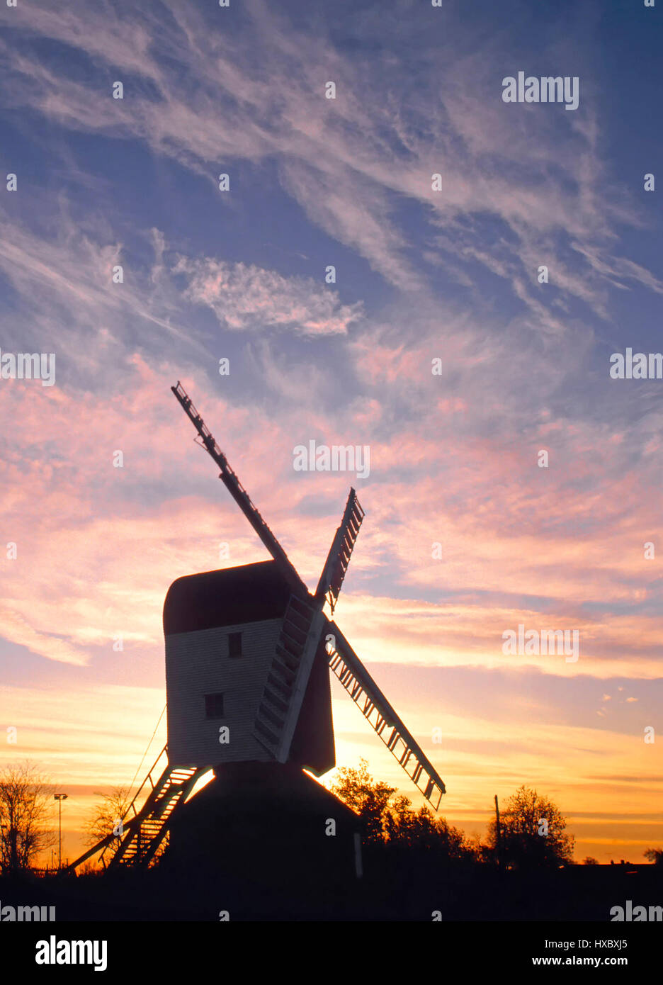 Windmühle Essex UK Silhouette Sonnenuntergang Himmel Mountnessing in Essex Landschaft am Dorfanger Landschaft in der Nähe von Brentwood, England Stockfoto