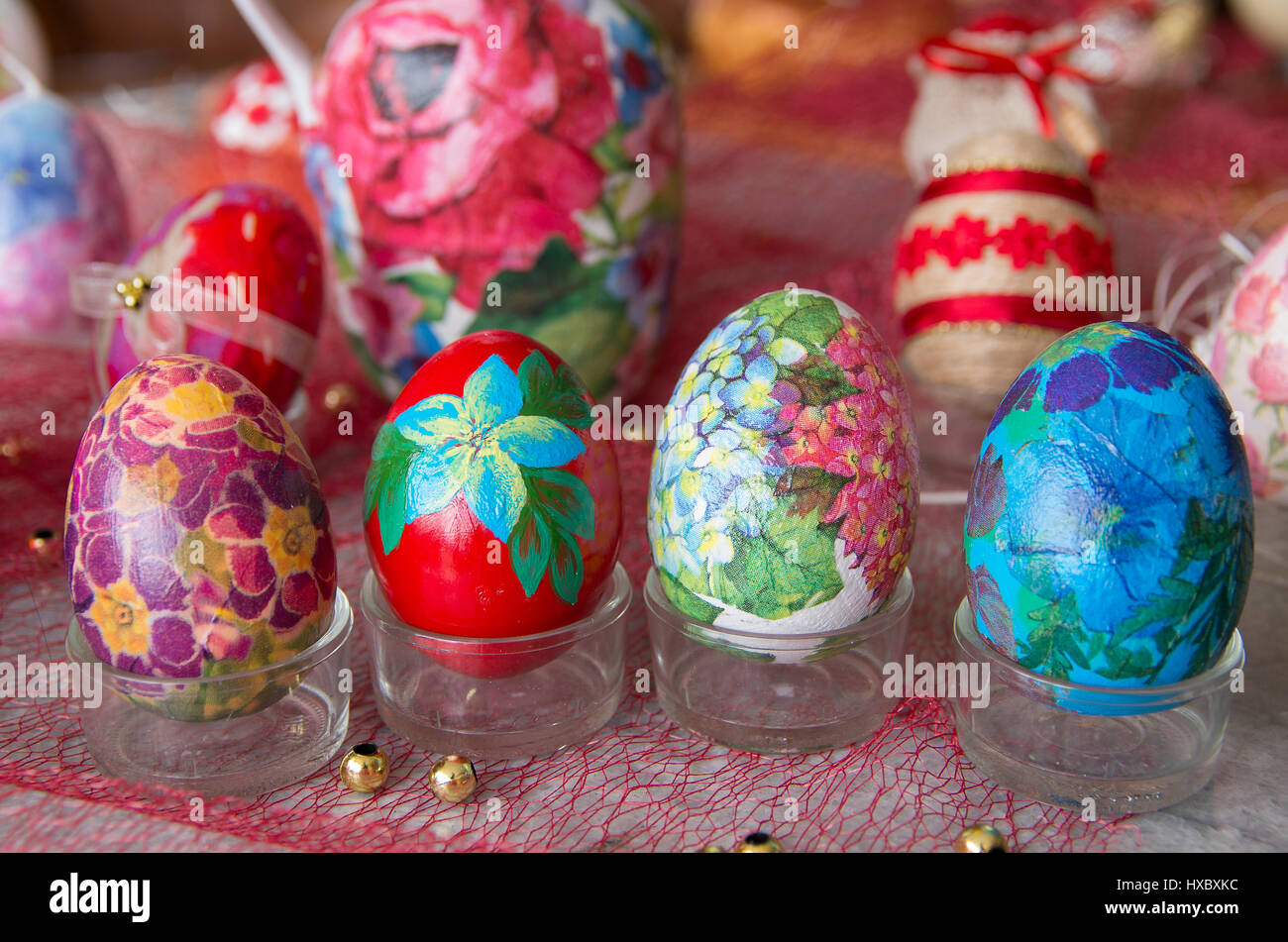 Bunte Ostereier verziert mit Schleife. Stockfoto