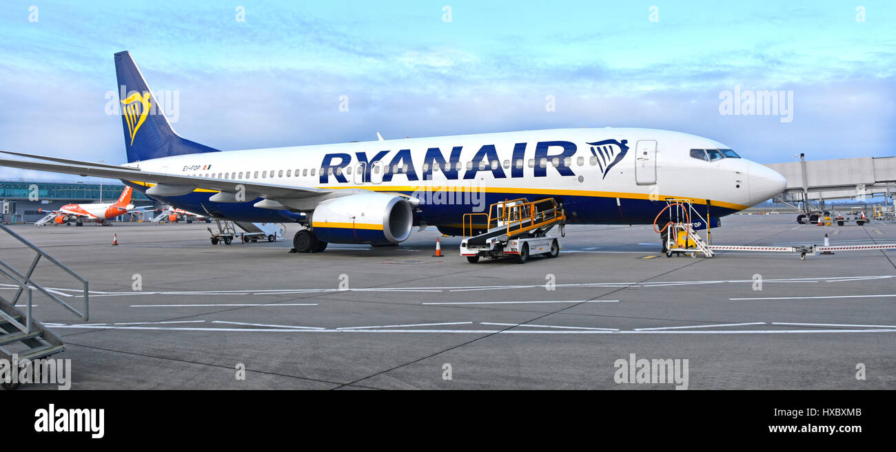 Irische Ryanair Boeing 737-8AS Flugzeug am Flughafen Rollfeld am Stansted Airport Essex England ...