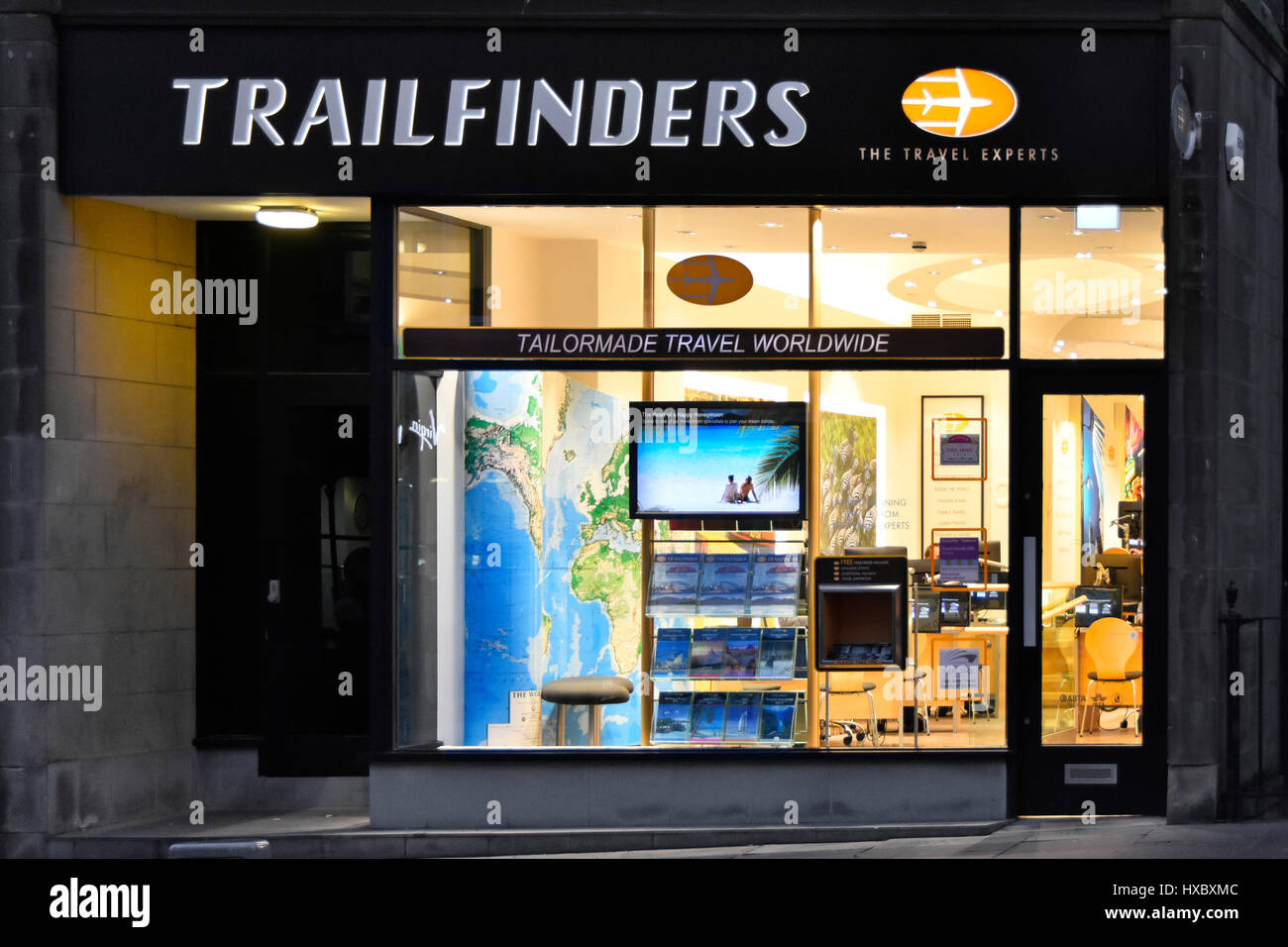 Trailfinders schottischen Reisebüro inneren Blick von außen zu öffnen & shop Frontscheibe am Nachmittag Spätwinter Nachtbeleuchtung Edinburgh Schottland UK Stockfoto