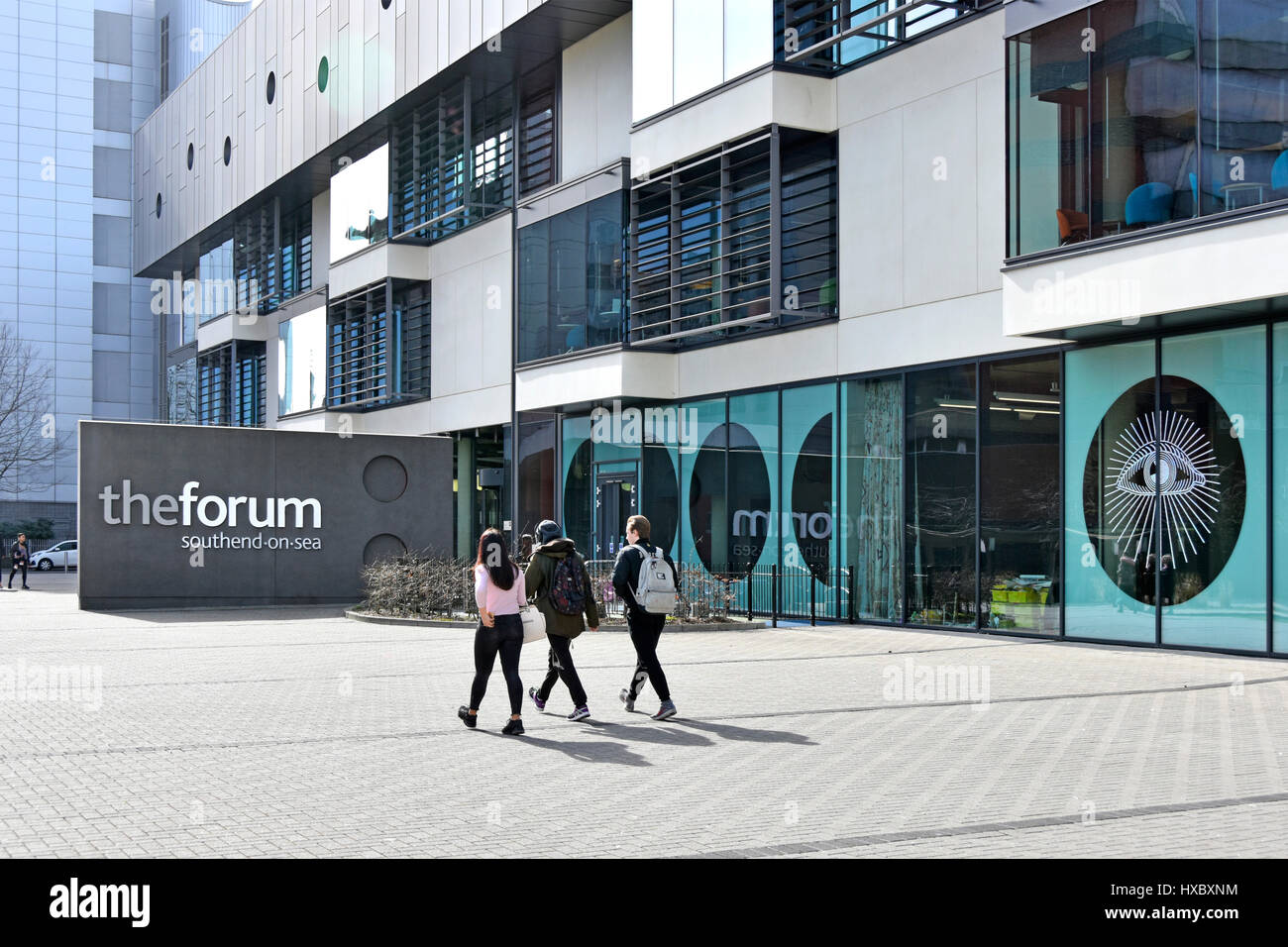 Das Gebäude in Southend Essex UK Forum hat akademische Verbindungen mit lokalen Hochschulen & Universitäten mit modernen Bibliothek Hochschulbildung Lernressourcen Stockfoto