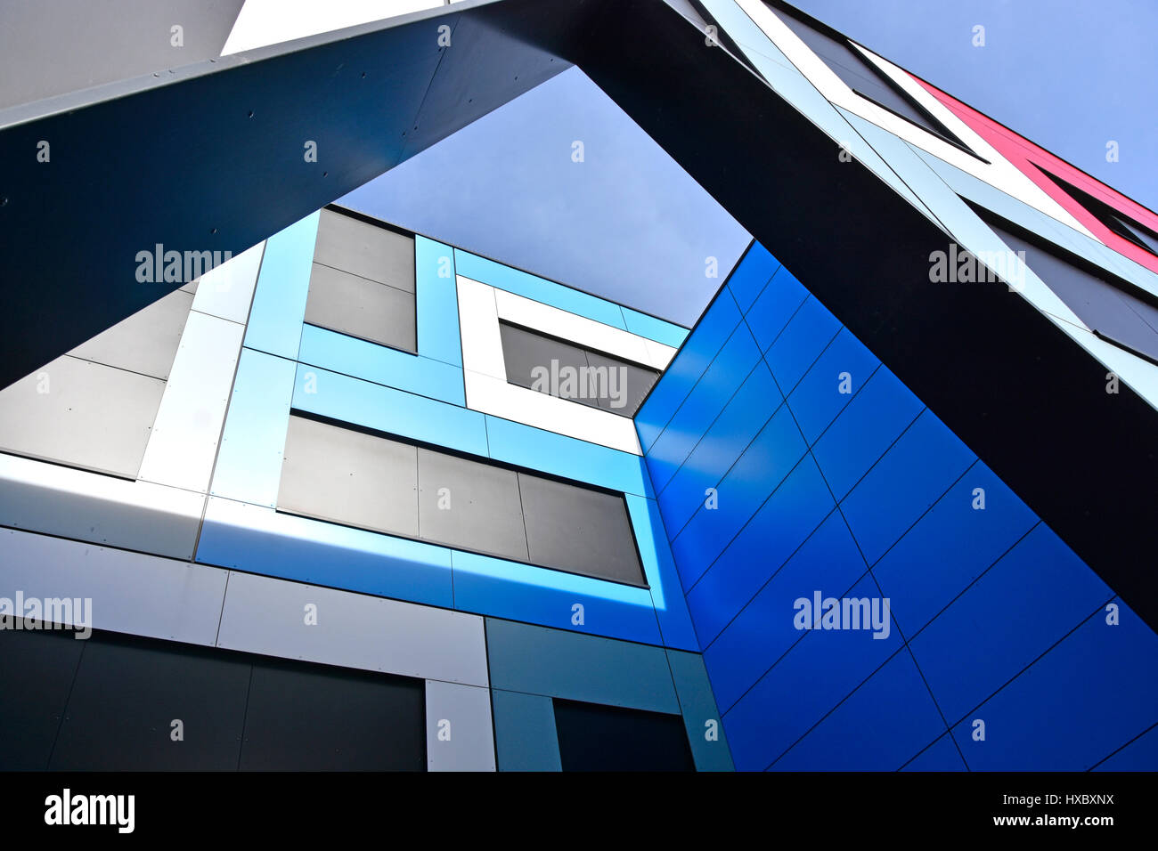 Moderne Architektur Gebäude & Struktur Detail Form abstrakter Muster formt, Farbe Dreiecken Rechtecken und Schatten mit dem blauen Himmel über Essex UK Stockfoto
