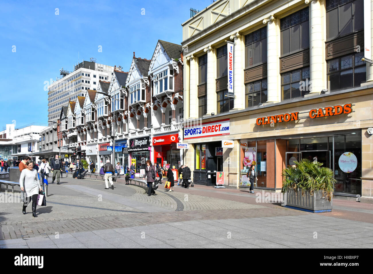 Shopping in Southend on Sea High Street Geschäfte & Shopper Innenstadt Fußgängerzone Laden Front Store Clinton Cards & Sports Direct England Großbritannien Stockfoto
