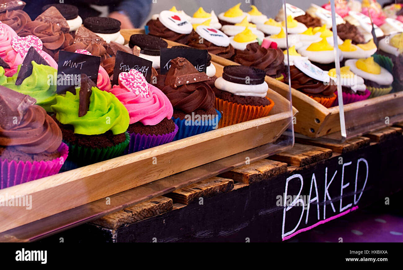 Bunte, traditionelle Cupcakes auf Street Market in Stoke-on-Trent, Staffordshire, Vereinigtes Königreich. Stockfoto