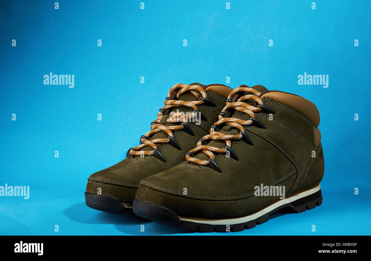 Berg Paar Schuhe auf blauem Hintergrund isoliert. Neue Wanderung Stiefel Stockfoto