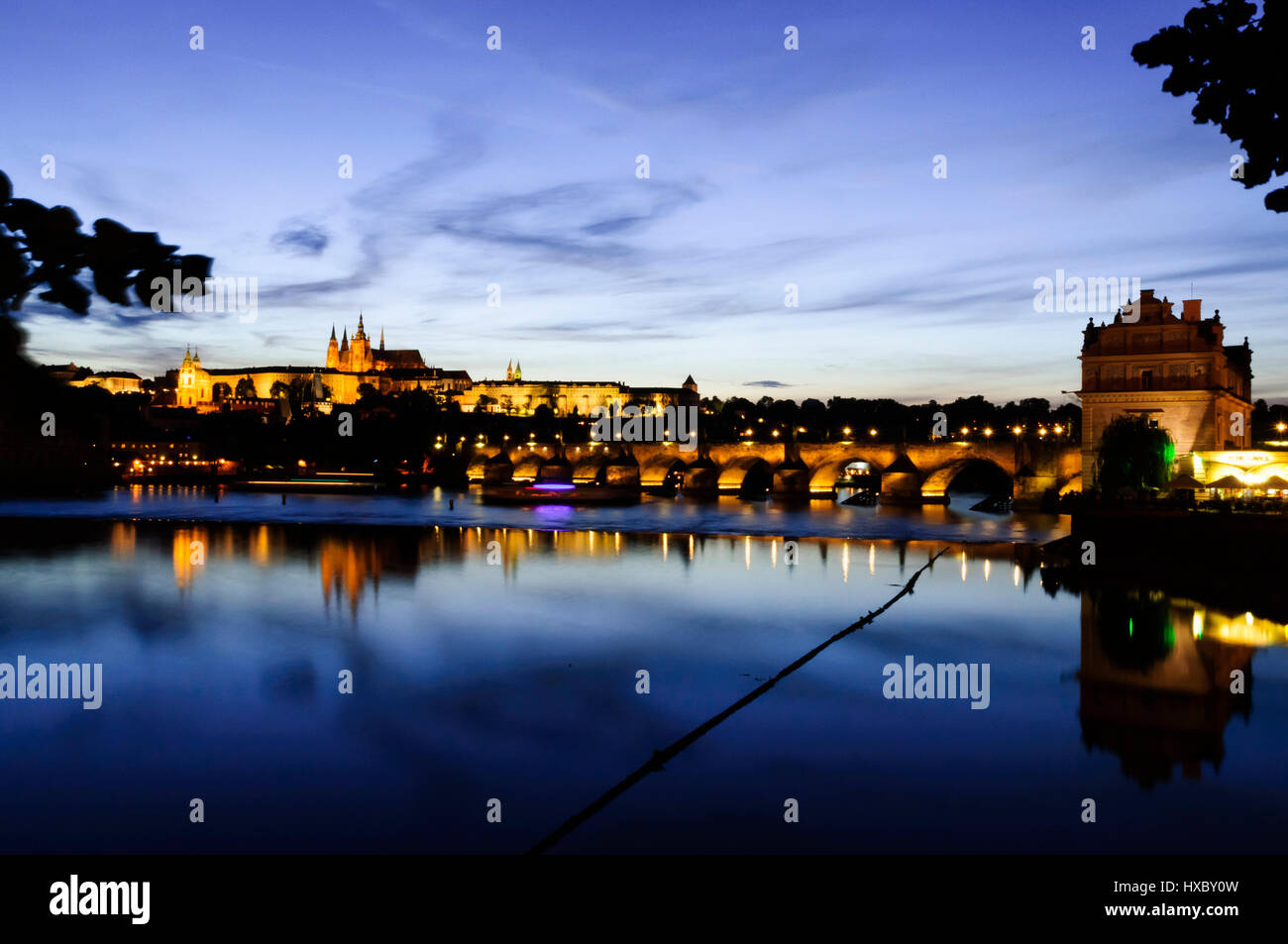 Einen Blick auf die Karlsbrücke und der Burg von Prag bei Nacht, Tschechische Republik Stockfoto