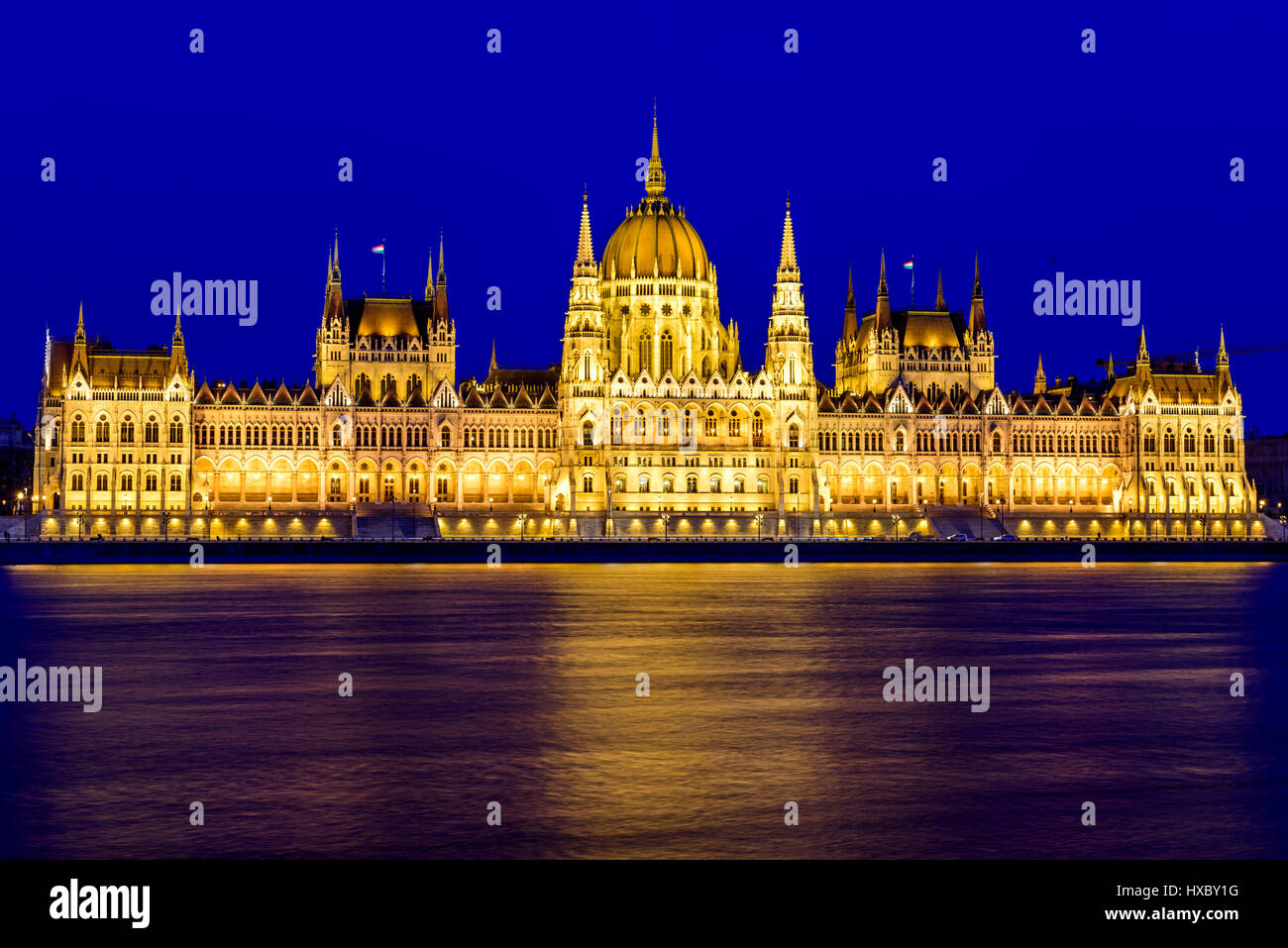 Ein Blick auf das ungarische Parlament während der blauen Stunde in Budapest, Ungarn Stockfoto