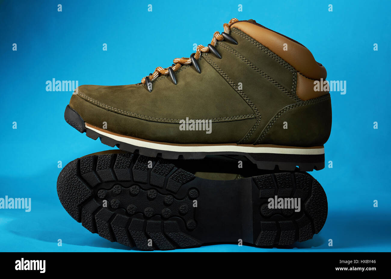 Anzeige der neuen modernen Wanderung Schuhe auf blauem Hintergrund isoliert. Paar sauber Wanderschuhe Stockfoto