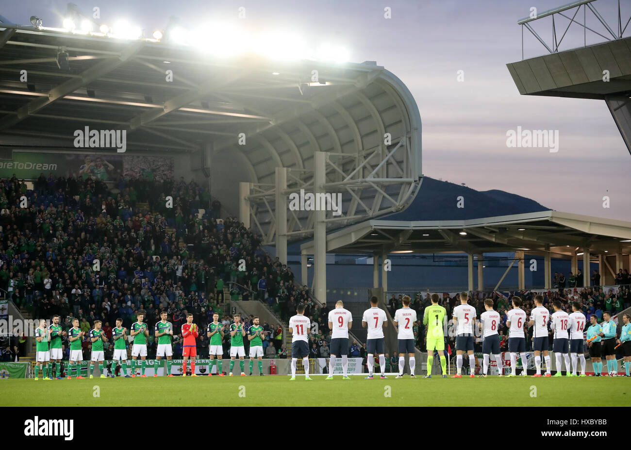 Nord-Irland und Norwegen Spieler auszahlen Bezug auf Ryan Mc Bride vor Spielbeginn während der WM-Qualifikation Spiels im Windsor Park, Belfast. Stockfoto