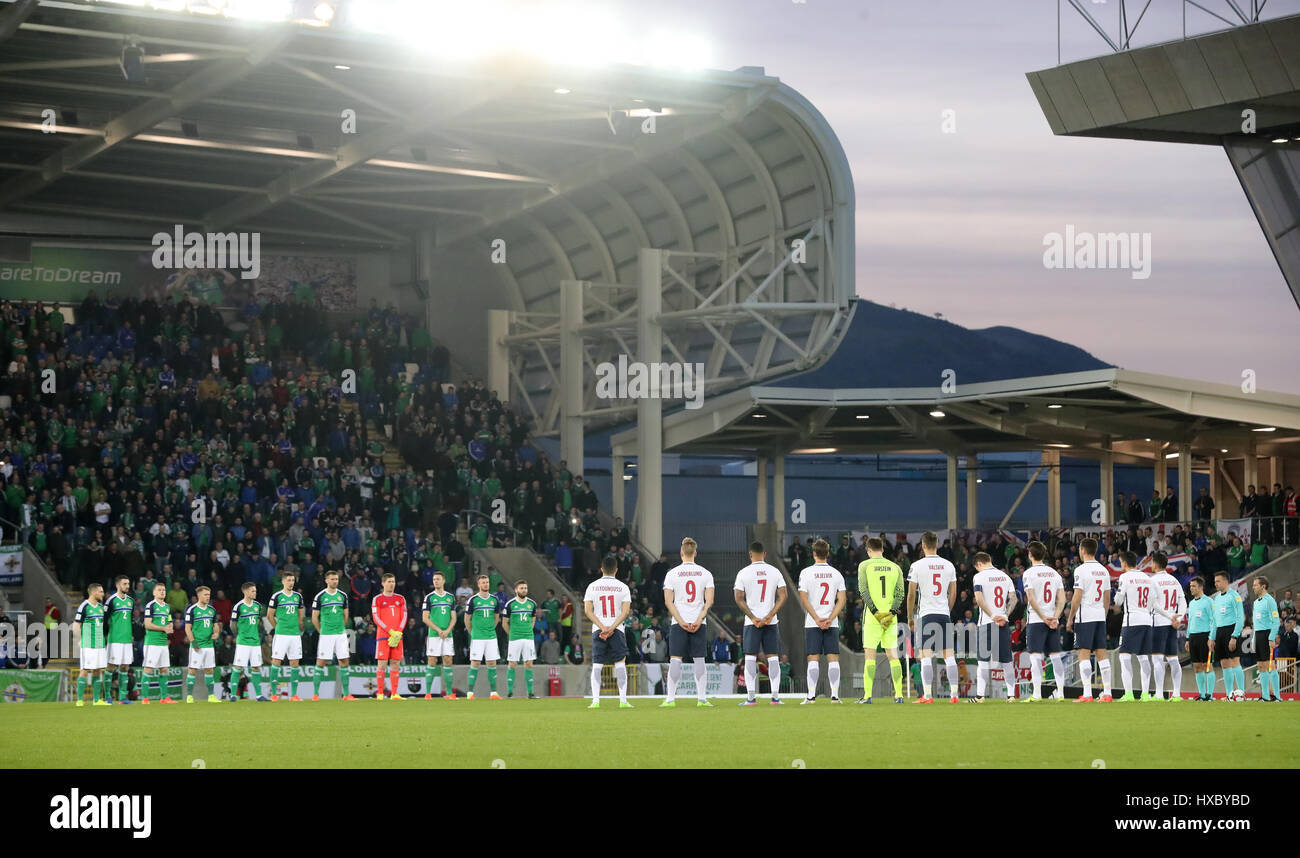 Nord-Irland und Norwegen Spieler auszahlen Bezug auf Ryan Mc Bride vor Spielbeginn während der WM-Qualifikation Spiels im Windsor Park, Belfast. Stockfoto