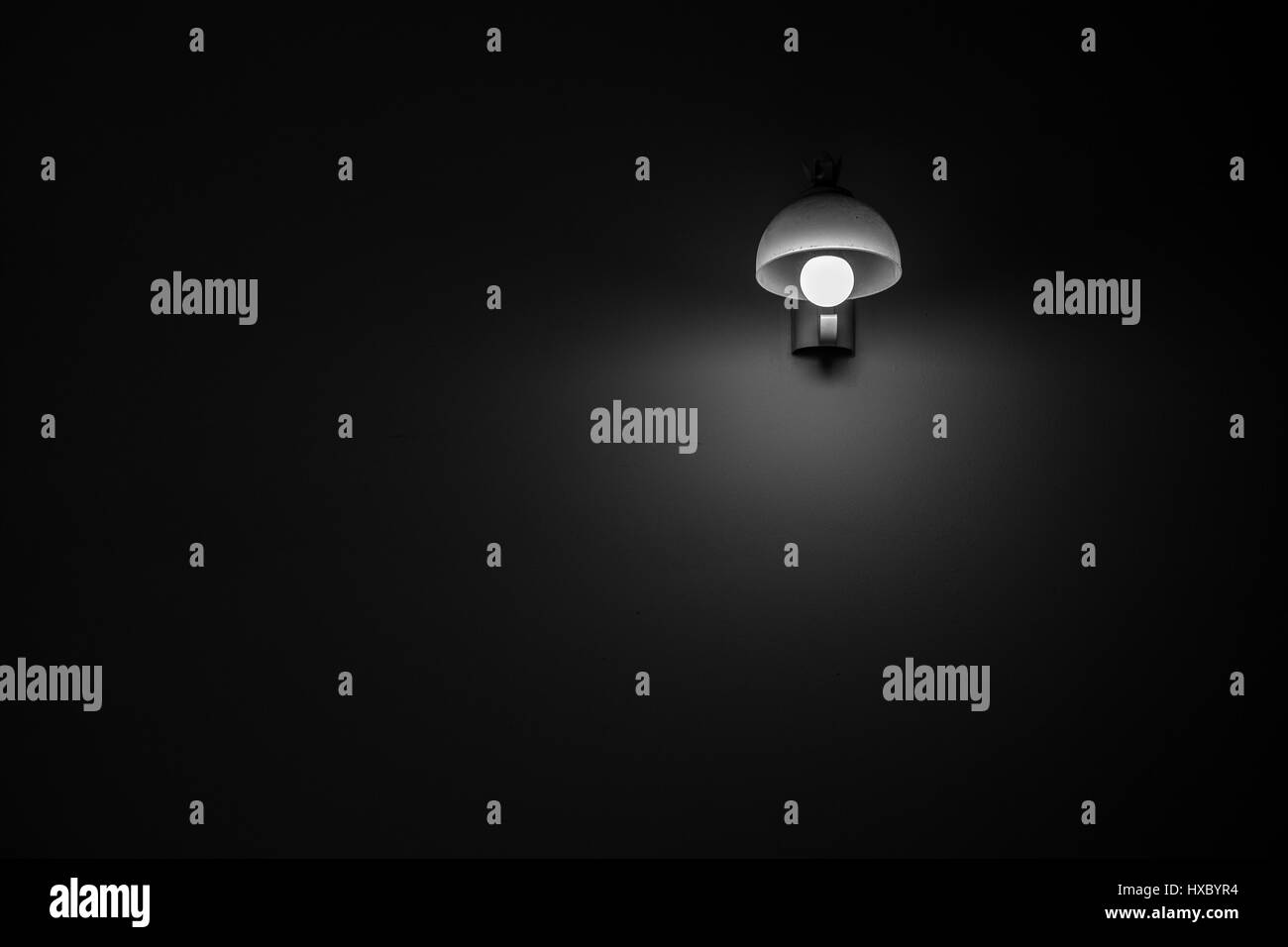 Zusammenfassung Hintergrund mit eine alte schmutzige Lampe im Dunkeln mit einem flachen schwarzen Hintergrund Stockfoto