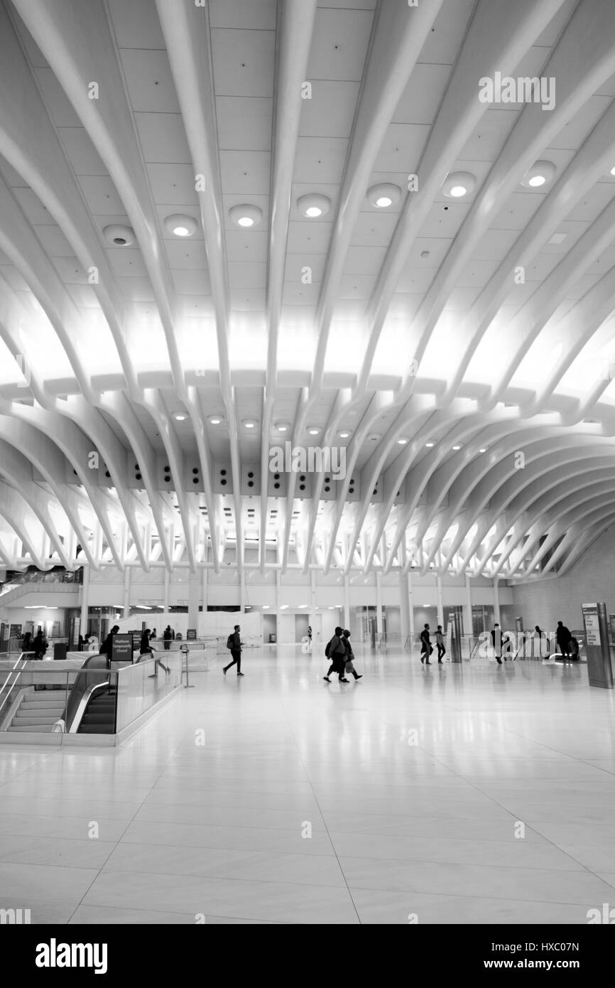 NEW YORK CITY - 1. Oktober 2016: Pendler zu Fuß zu den Rolltreppen innerhalb der Wal-ähnlichen modernen Verkehrsknotenpunkt von Santiago Calatrava, der Oculus am Stockfoto