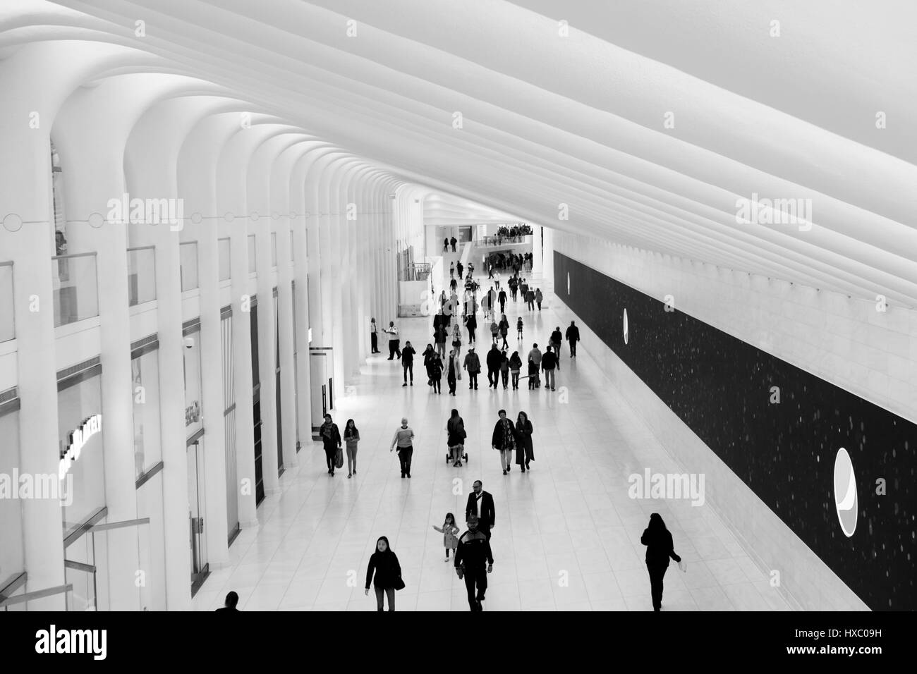 NEW YORK CITY - 1. Oktober 2016: Menschen zu Fuß durch den weißen, hell und luftig Flur das Oculus, New York.  Kleine Läden säumen das Innere der Sa Stockfoto