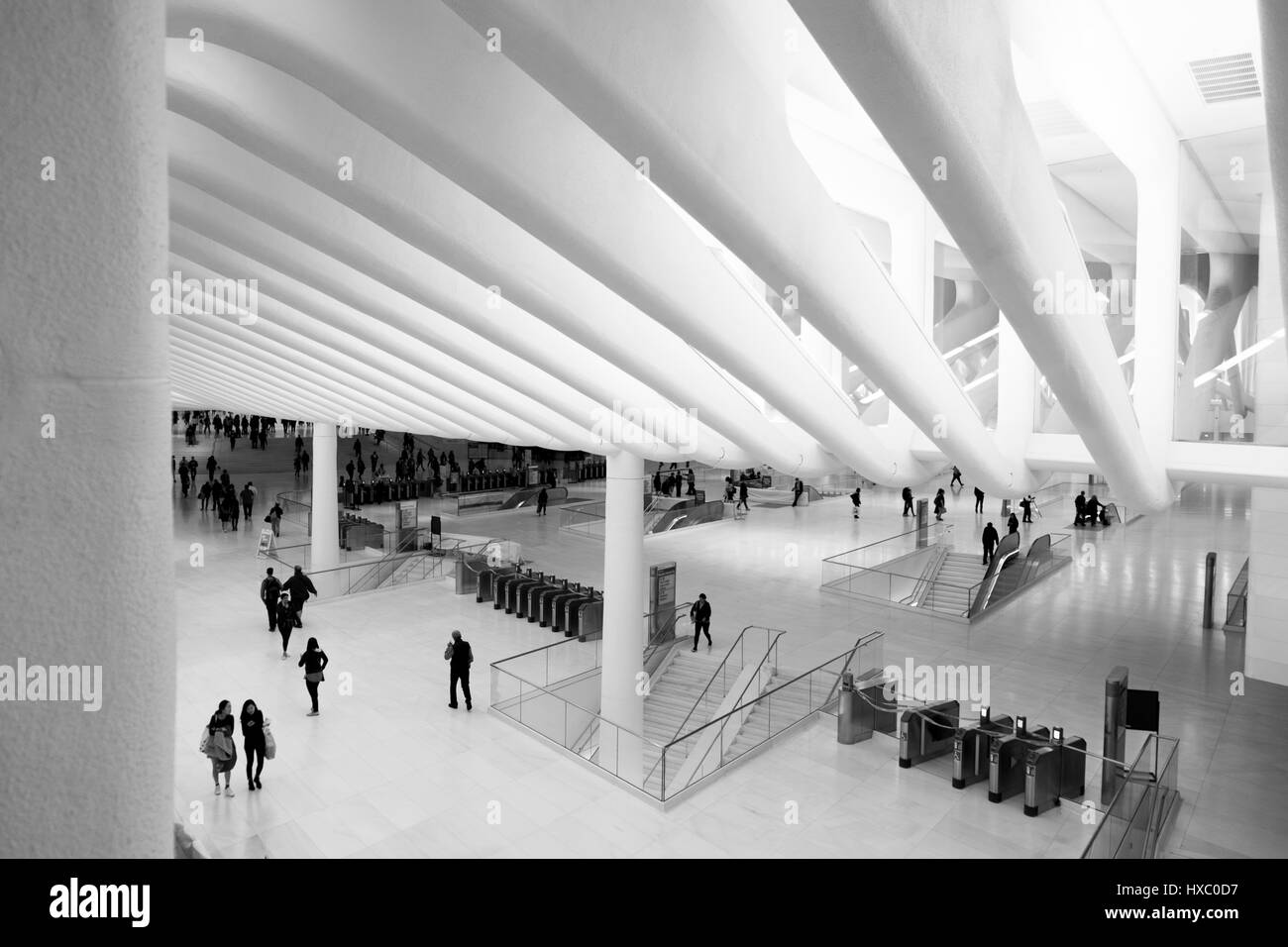 NEW YORK CITY - 1. Oktober 2016: Blick von dem Balkon oben bei Pendlern ein Spaziergang durch Santiago Calatrava Oculus, New York Transport Stockfoto