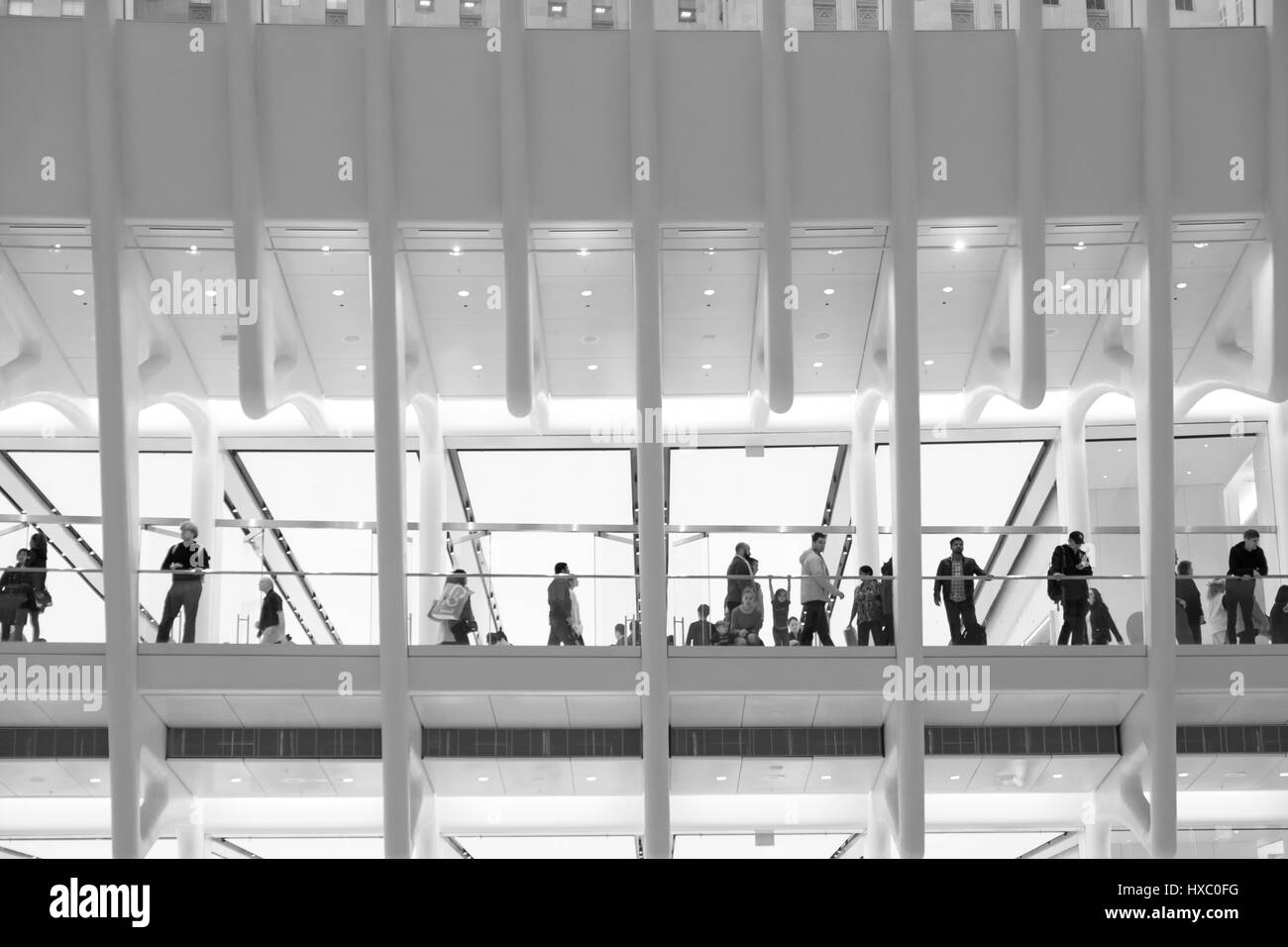 NEW YORK CITY - 1. Oktober 2016: Interieur von Santiago Calatrava Oculus, modern, hell und luftig Transportation Center und Shopping-Mall in unteren Stockfoto