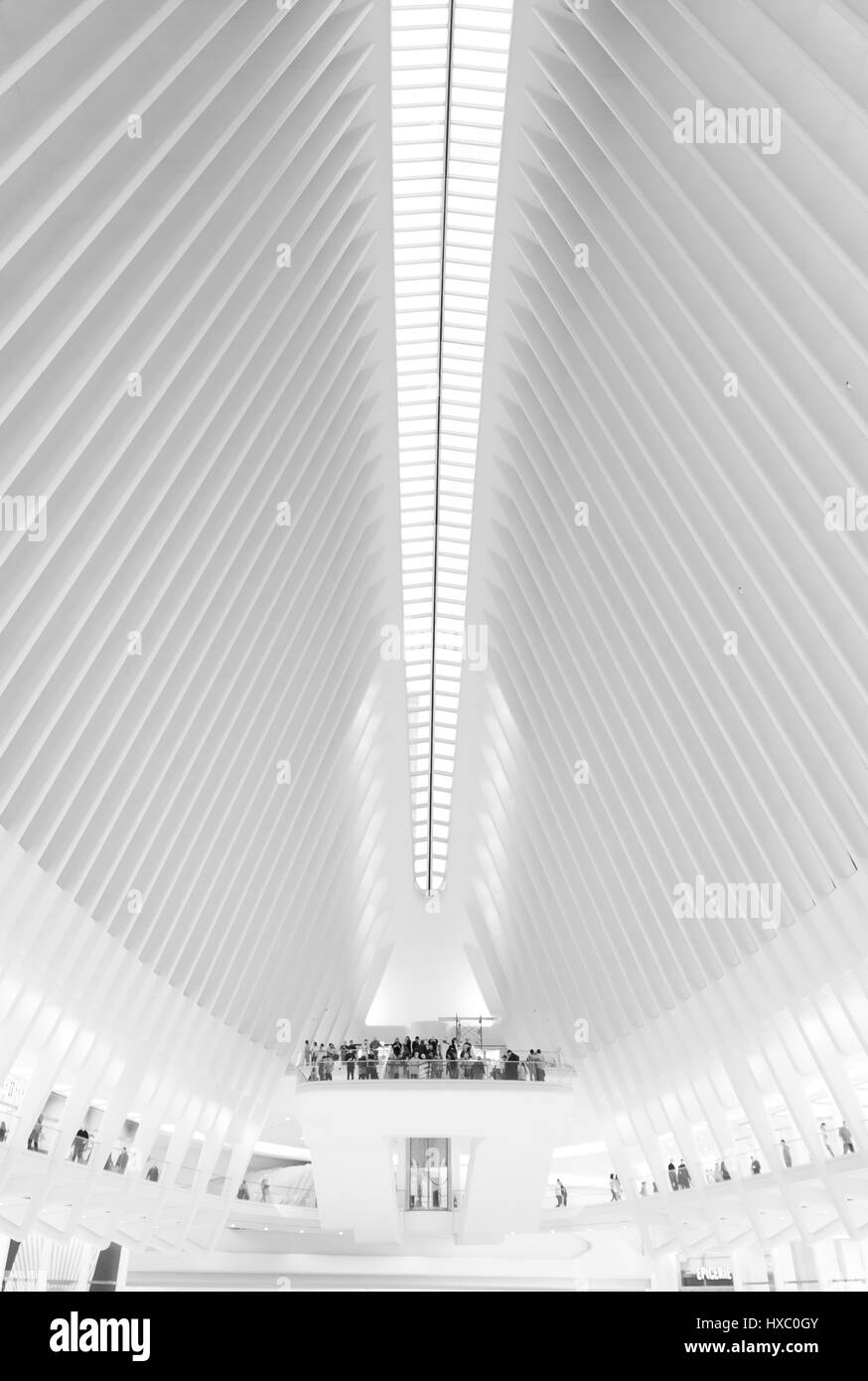 New York City; † 1. Oktober 2016: Blick auf das Innere von Santiago Calatrava Oculus New York, der Multi-Milliarden-Dollar-Verkehrsknotenpunkt in niedrigen Stockfoto