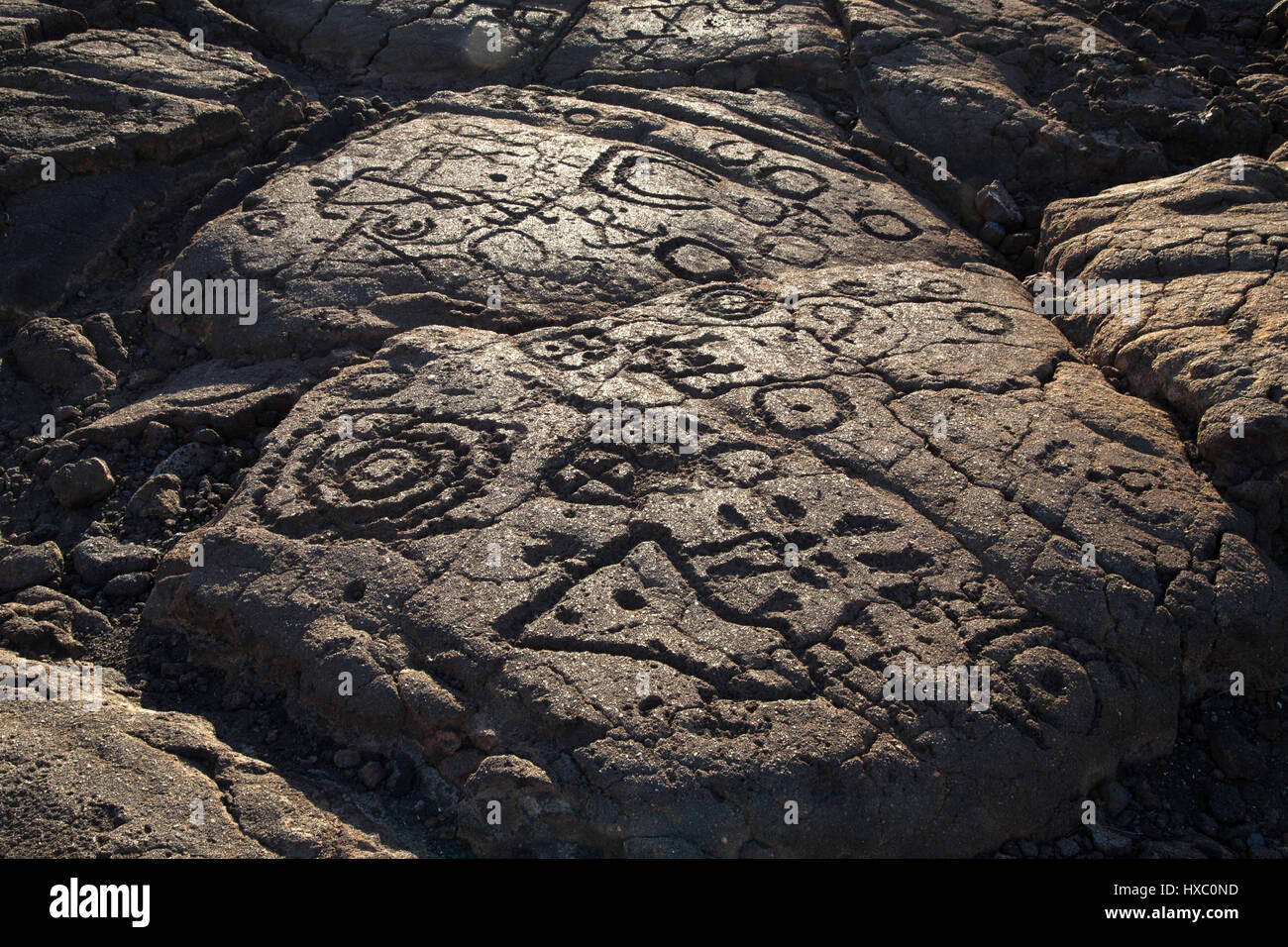 Petroglyphen lehren uns viel über die Geschichte von Hawaii, von denen einige bis ins 16. Jahrhundert zurückreichen.   Hawaiianer nennen diese Form der Felskunst "Ima Stockfoto
