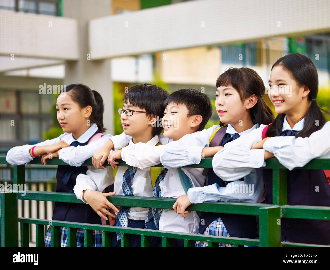 Porträt einer Gruppe von glücklich und lächelnd Grundschüler in Uniform. Stockfoto