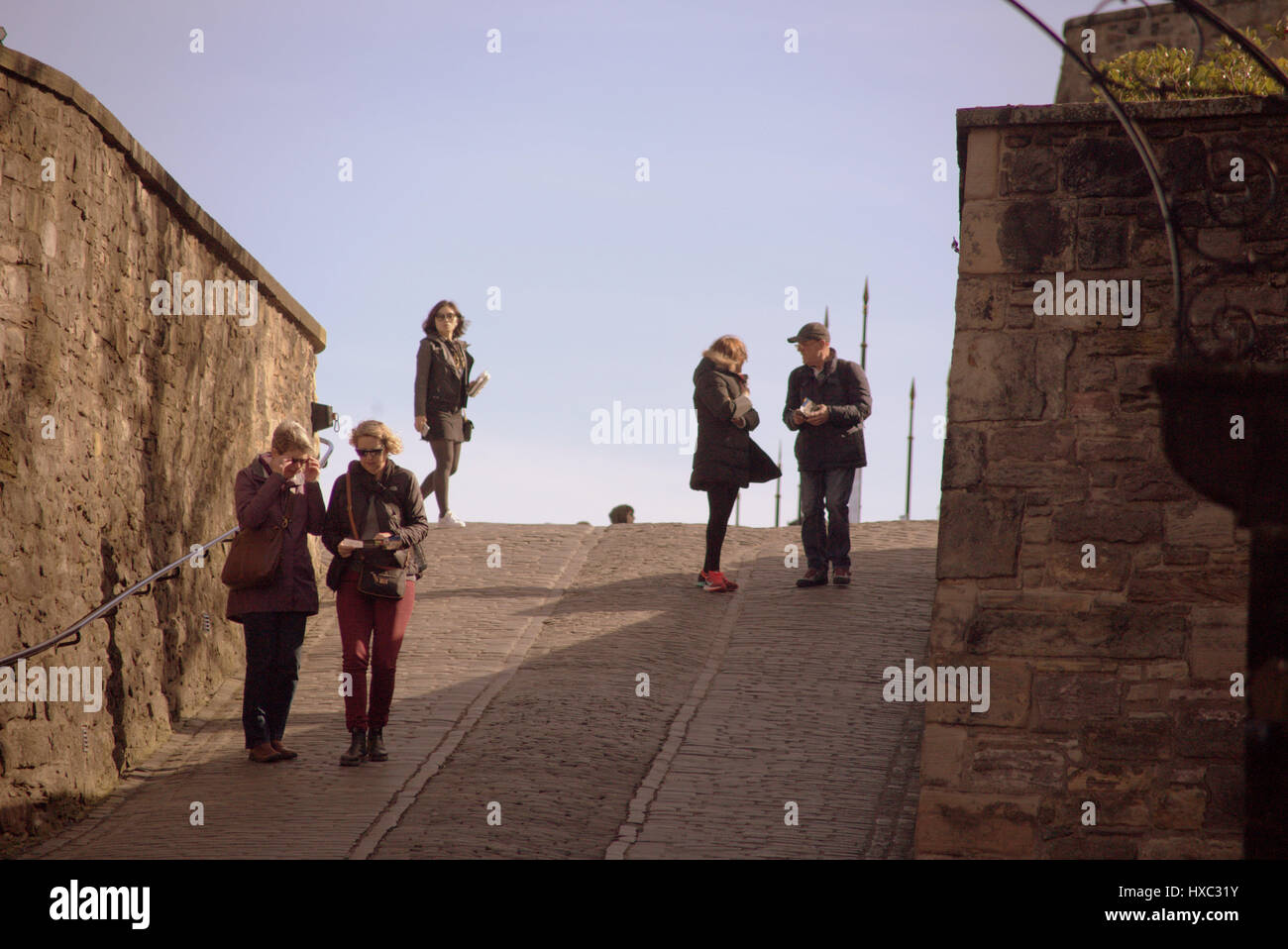 Edinburgh Castle Touristenmassen an einem sonnigen Tag erkunden Sie die Innenseite der Wände Stockfoto