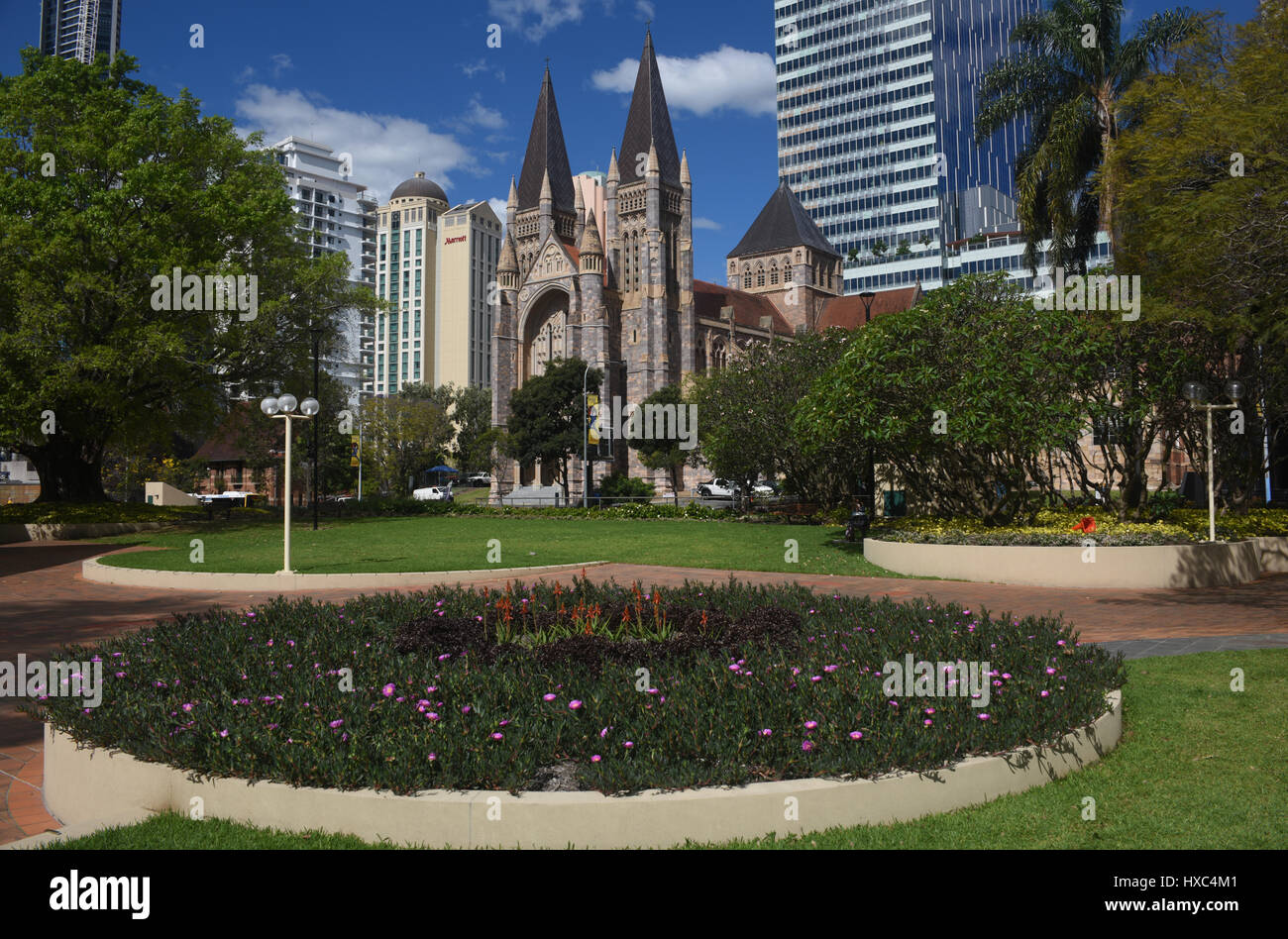 Brisbane, Australien: St Johns anglikanische Kathedrale mit Blick auf Domplatz. Stockfoto