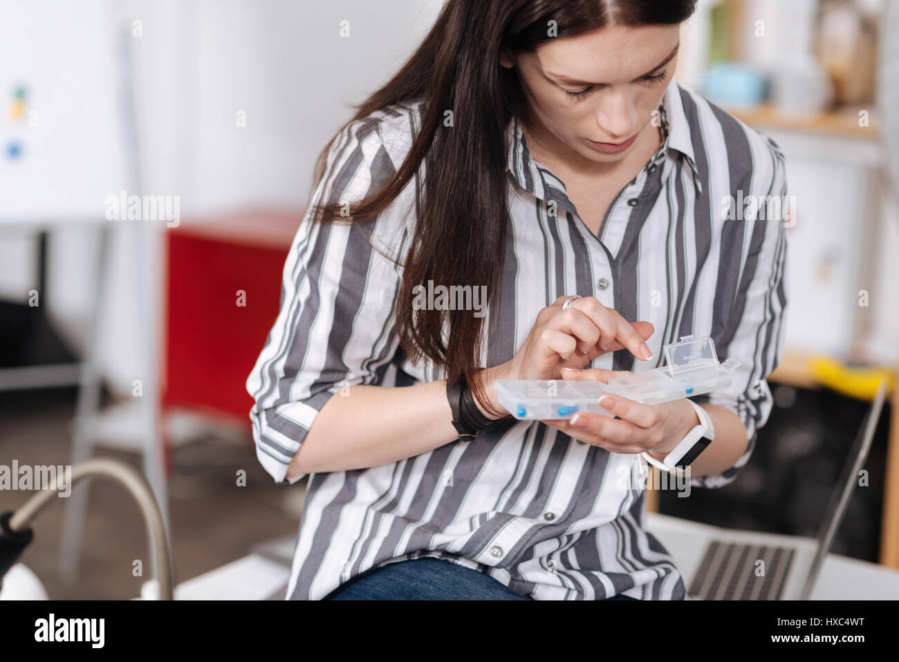 Abgenutzt, Frau Pille aus organizer Stockfoto