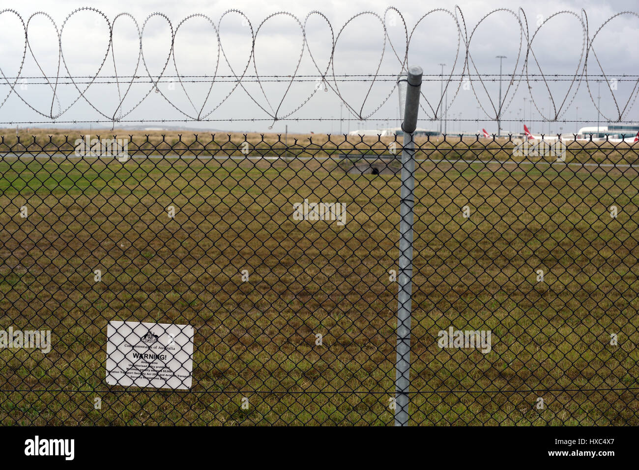 Brisbane, Australien: Barriere Sicherheitszaun mit Stacheldraht am Flughafen Brisbane Stockfoto
