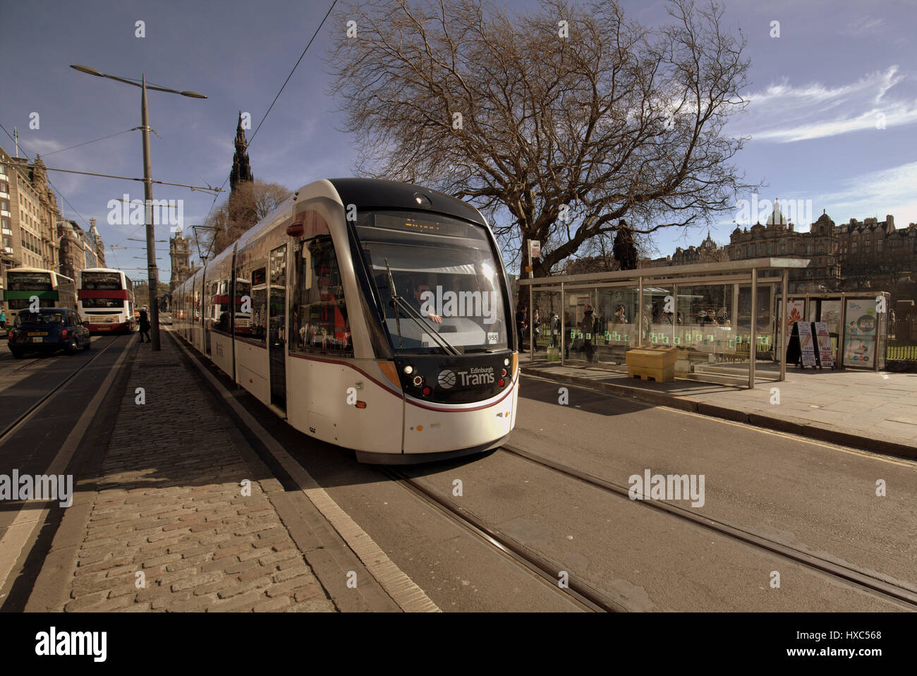 Edinburgh tram Princes Street Bike Lane Sonnentag Stockfoto