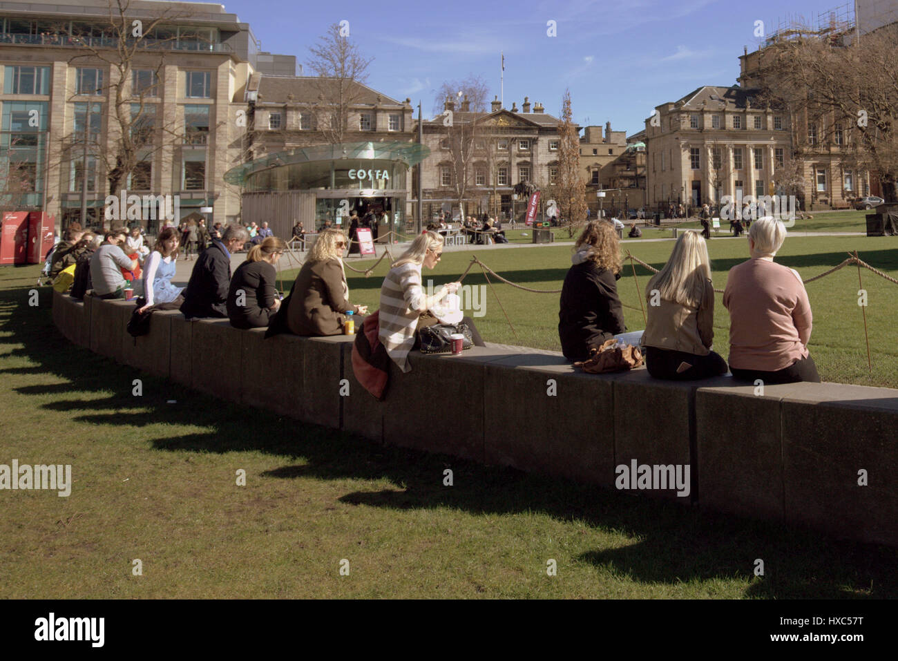 St Andrew Square Gardens Edinburgh sonnigen Tagestouristen Stockfoto