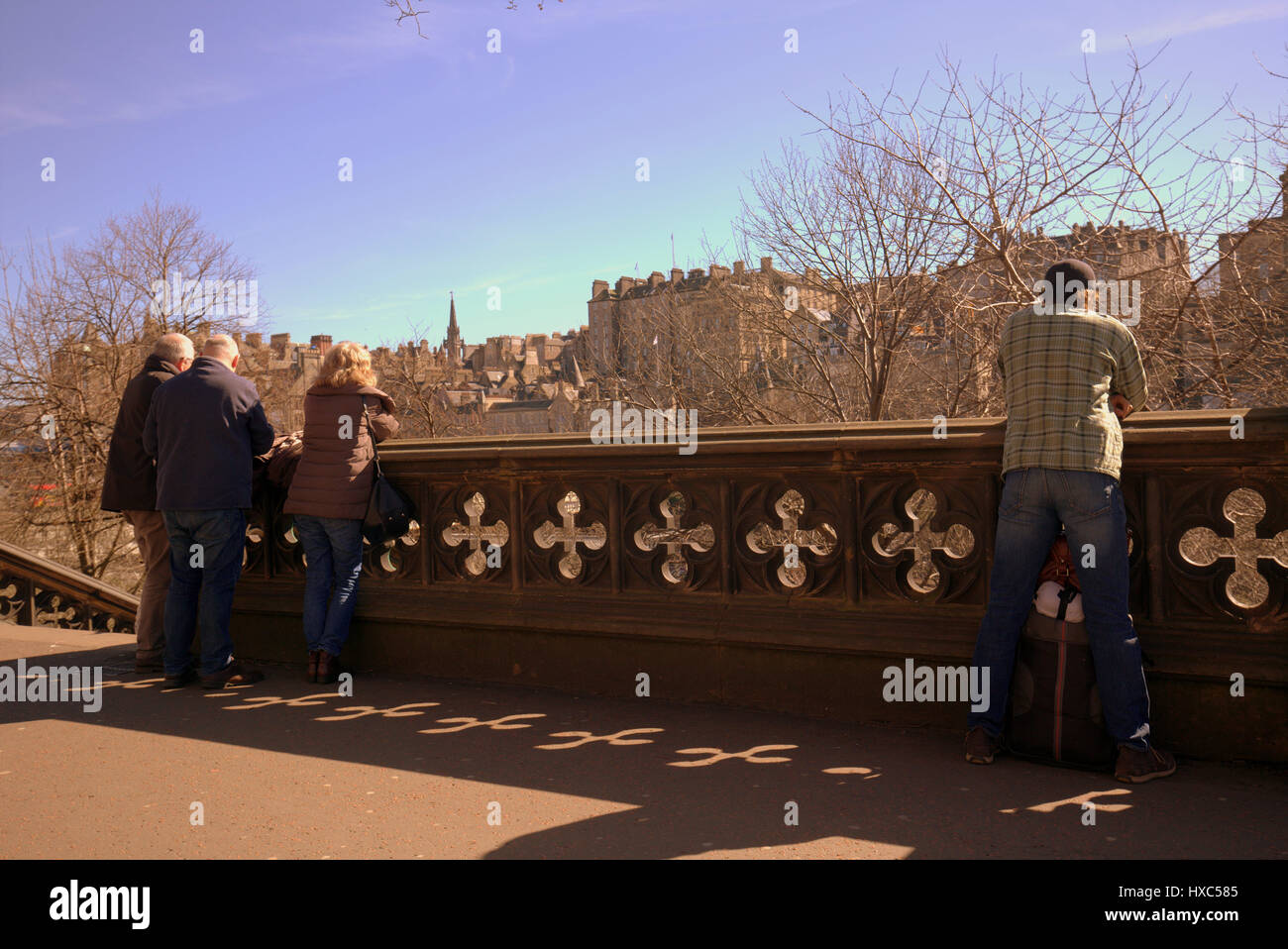 Touristen in den Princes street Gardens am National Museum of Scotland nehmen Selfies Selfie selfy Selfie mit Edinburgh Panorama im Hintergrund Stockfoto