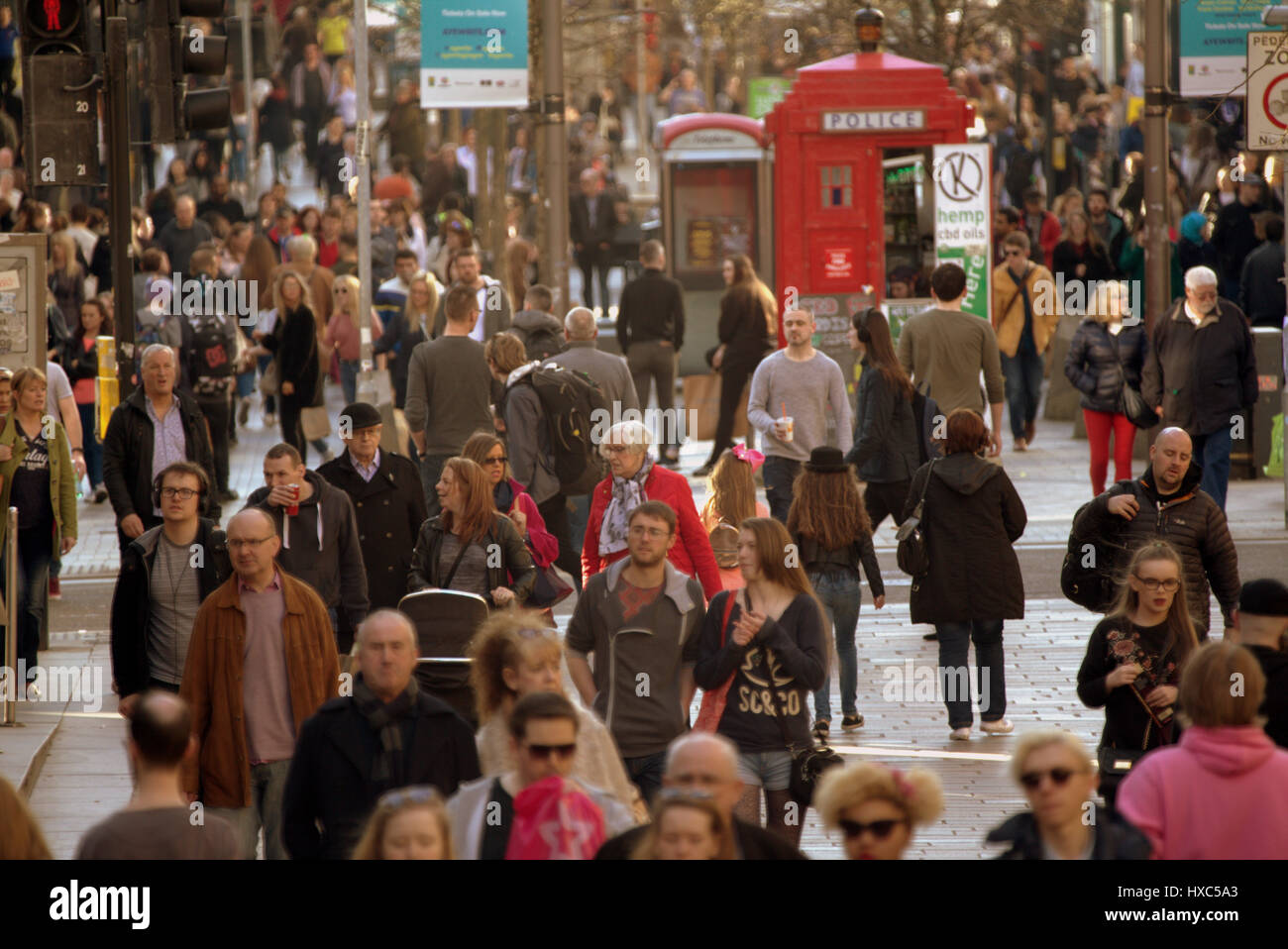 Glasgow City Stadtbild Straßenszene Sauchiehall Street Shopping-Fans und Touristen Stockfoto