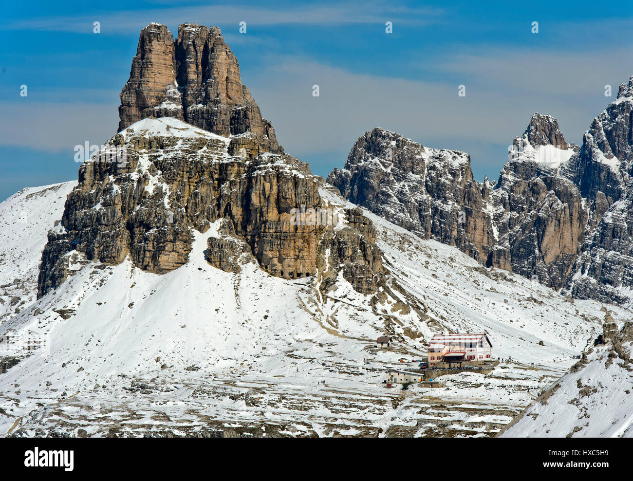 Toblinger Knoten und Dreizinnenhütte im Schnee, Sextener Dolomiten ...