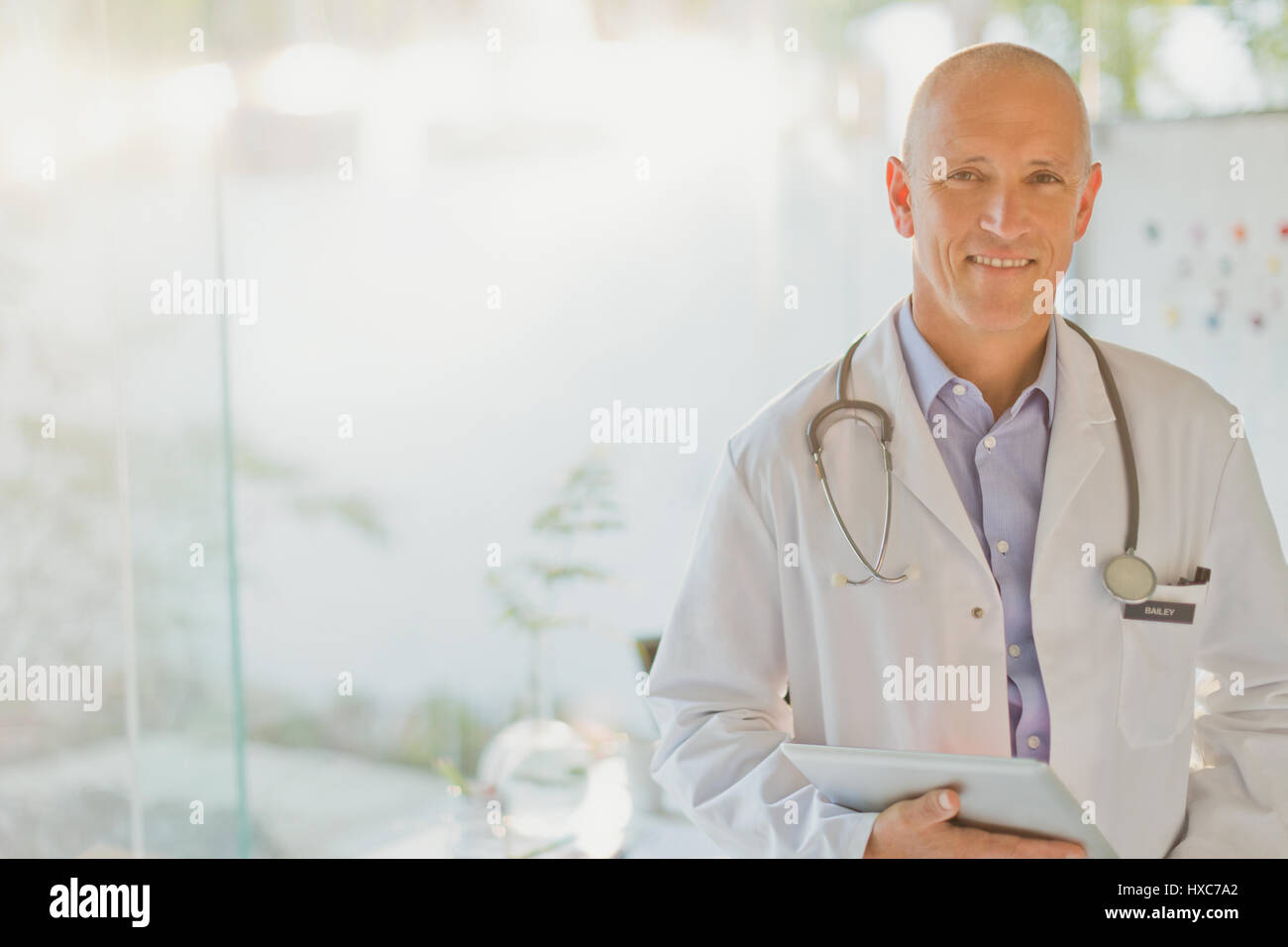 Porträt zuversichtlich männlichen Arzt mit digital-Tablette Stockfoto