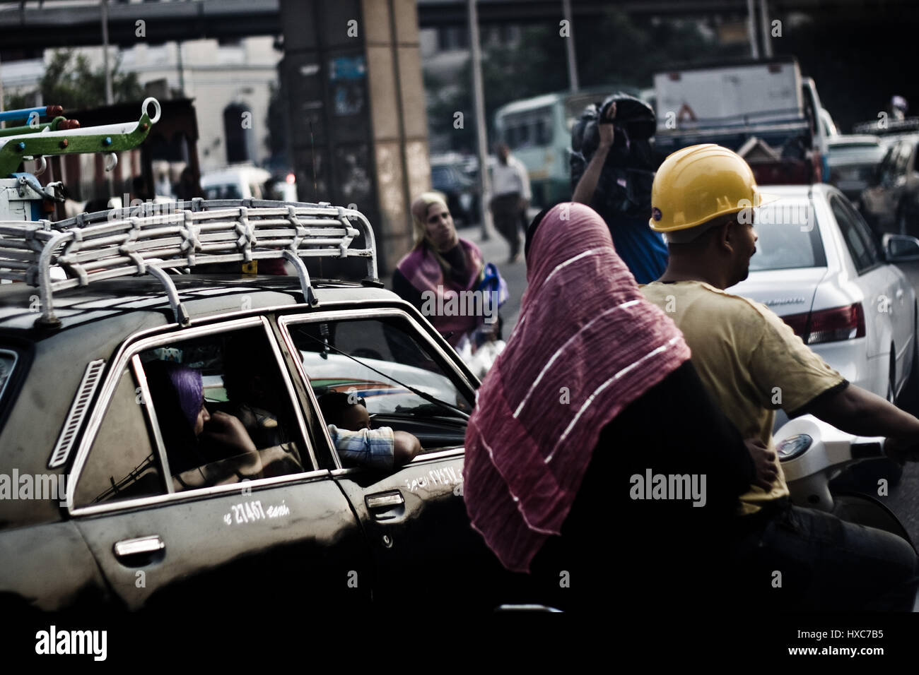 Verkehr verstopft Straßen irgendwo in Ägypten. Stockfoto