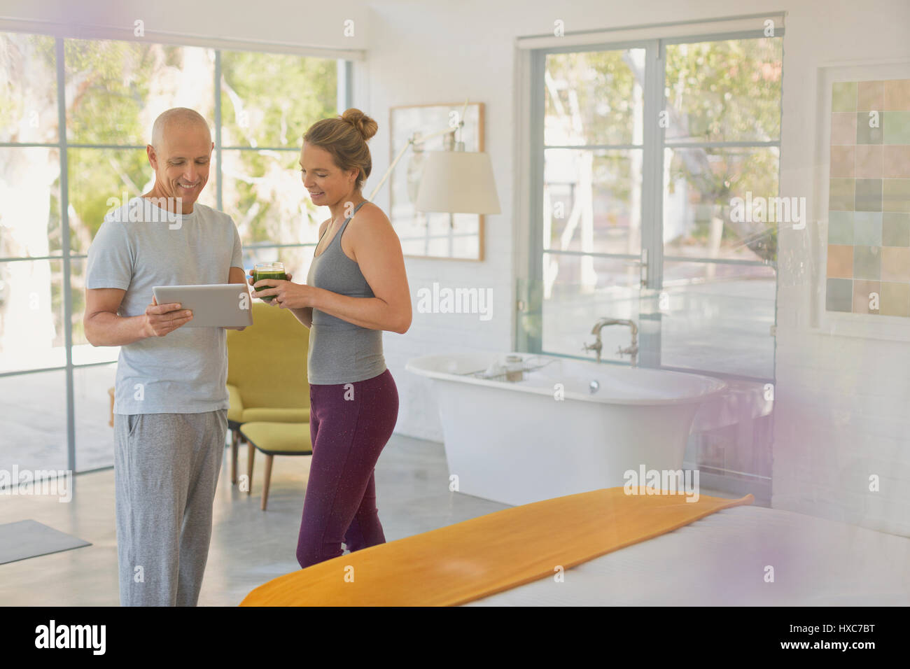 Paar im Pyjama mit digital-Tablette in luxuriösen Hotelzimmer Stockfoto