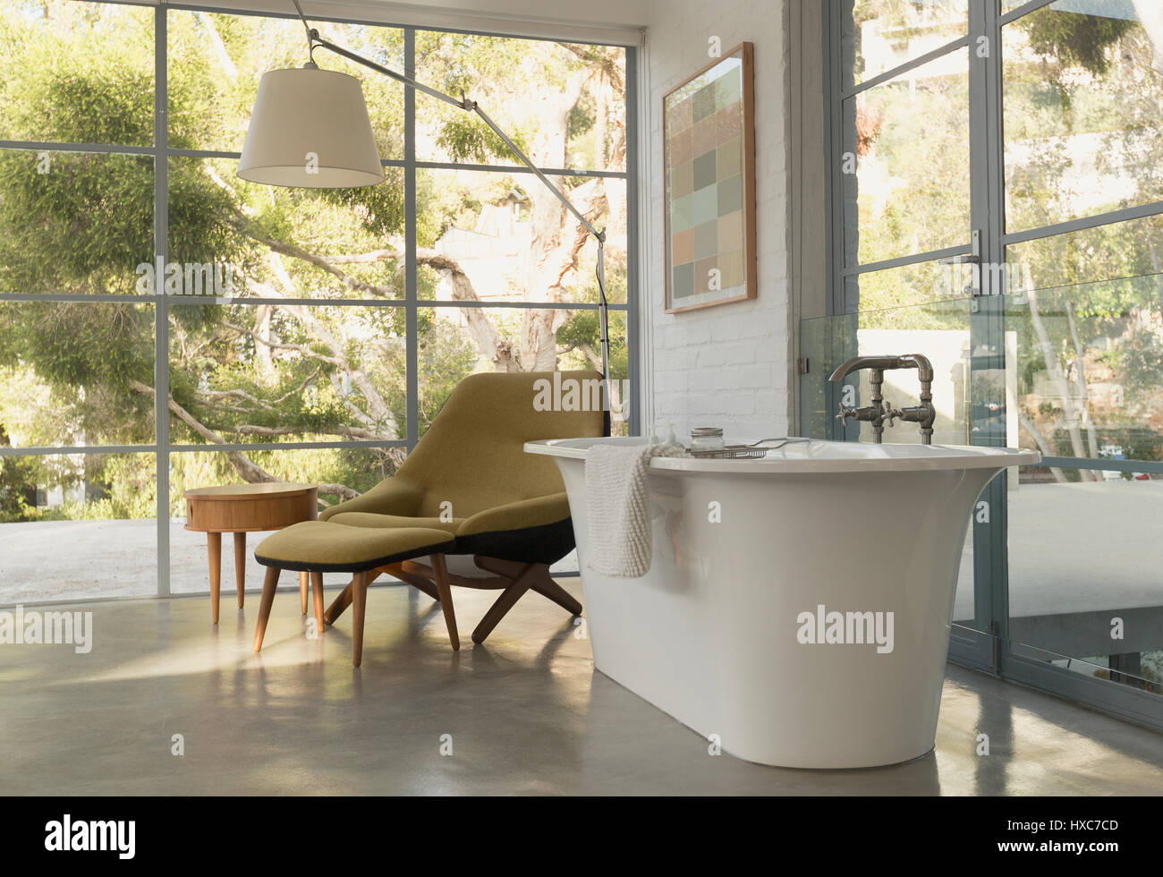 Badewanne im Hause Schaukasten innen Schlafzimmer mit Blick auf den Garten Stockfoto