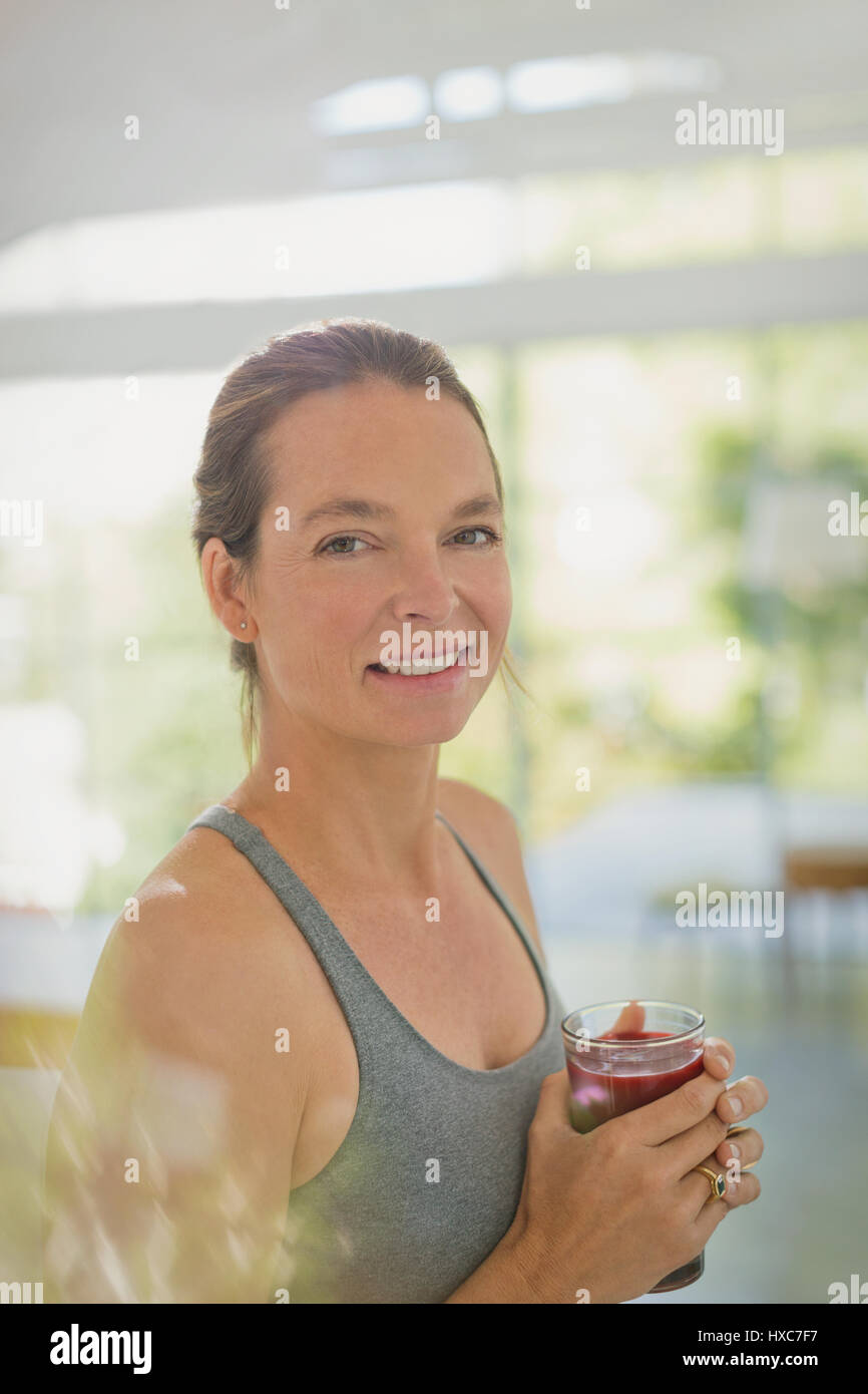 Porträt lächelnde Frau trinken Saft smoothie Stockfoto