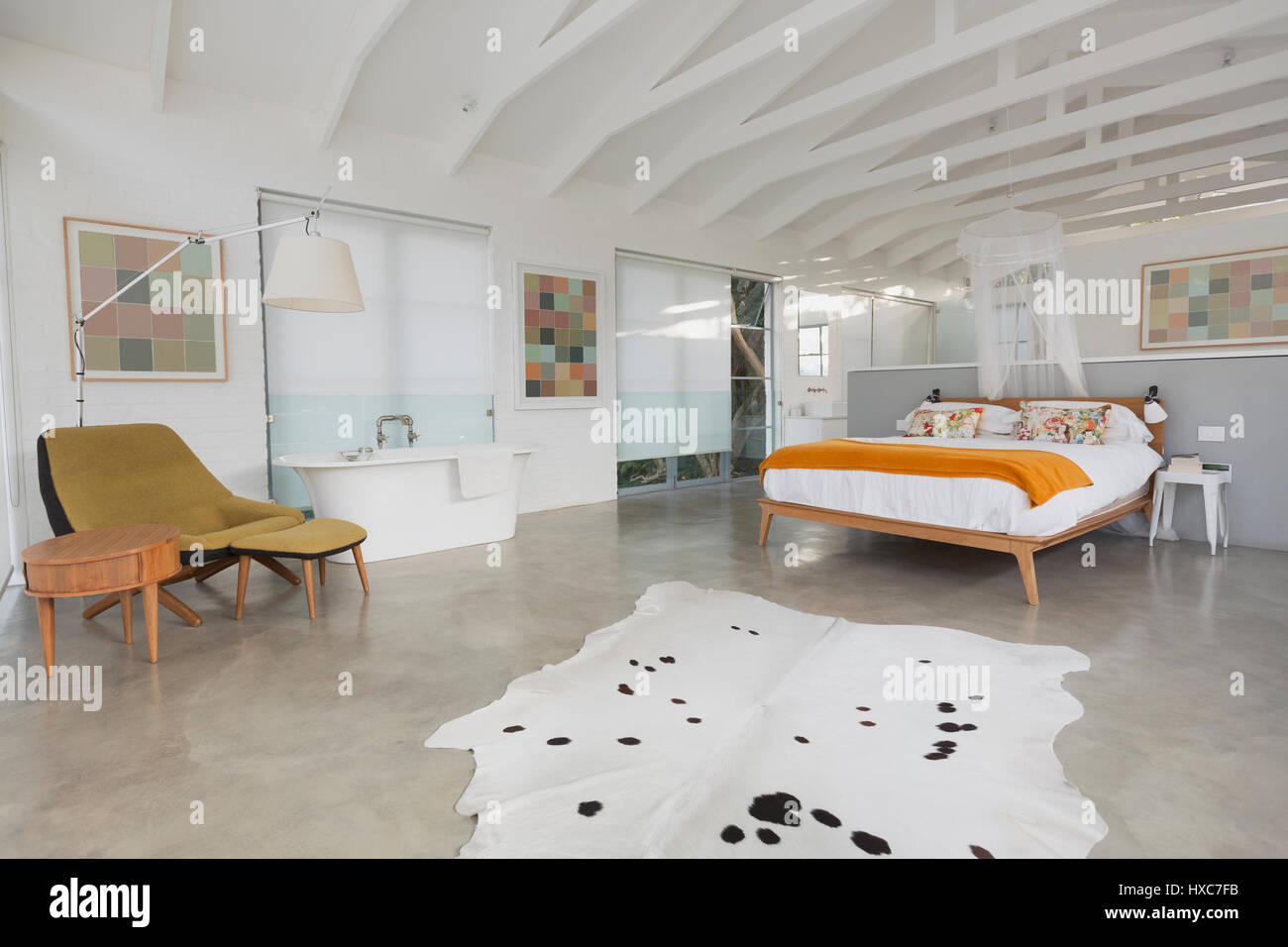 Moderne, minimalistische home Schaufenster Innenraum Hotelzimmer mit gewölbten Holzbalkendecken und Badewanne Stockfoto