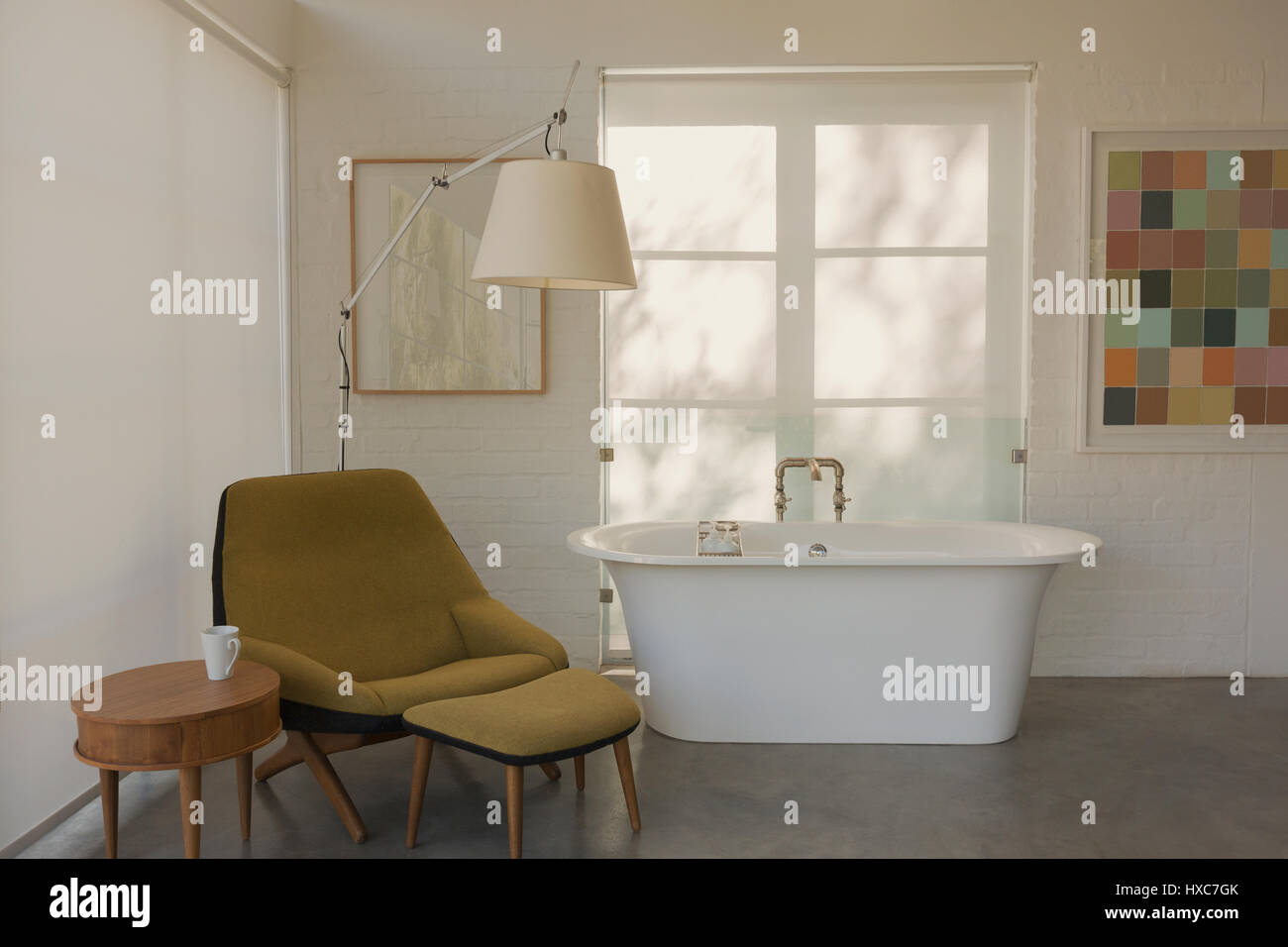 Moderne Luxus nach Hause Schaufenster interior Hotelzimmer mit Badewanne Stockfoto
