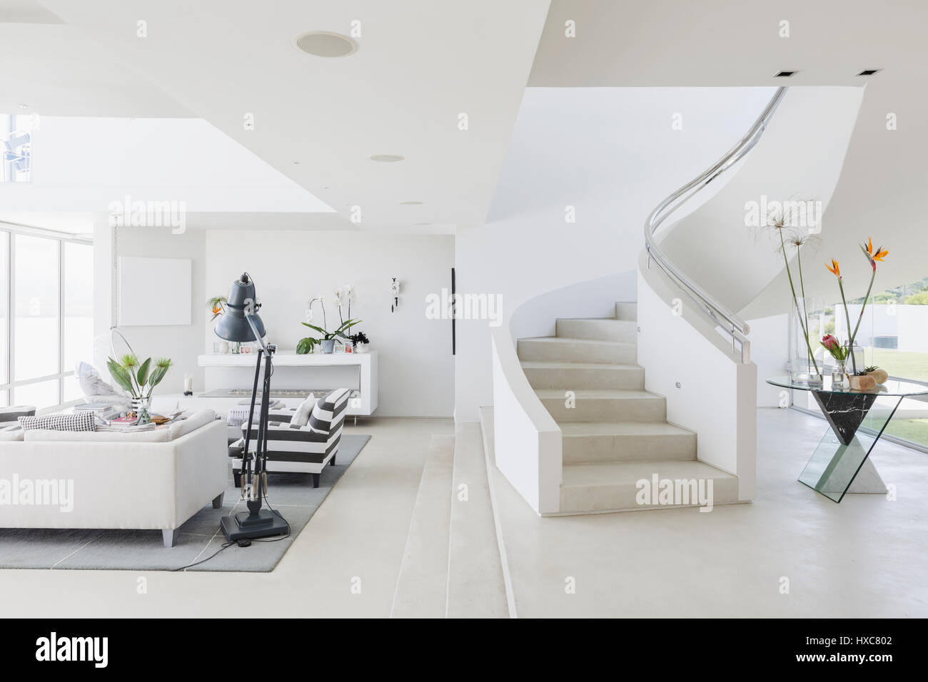 Weisse Moderne Luxus Nach Hause Schaufenster Wendeltreppe Und Wohnzimmer Stockfotografie Alamy