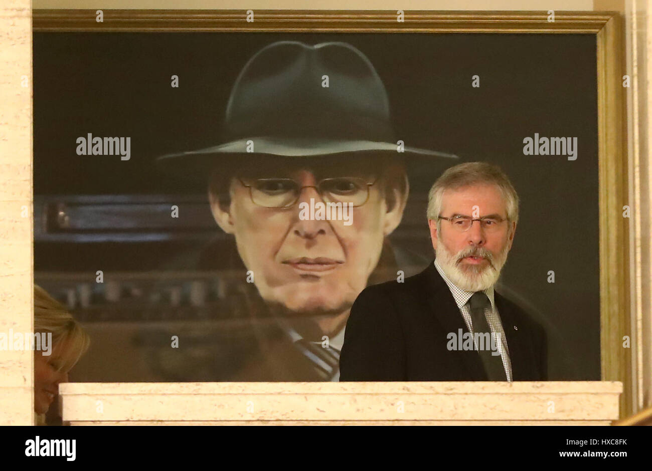 Sinn Féin Gerry Adams durch ein Portrait des ehemaligen DUP Führers Rev Ian Paisley in der Aula, Stormont vor den Medien zu sprechen, nachdem Gespräche zur Wiederherstellung einer Powersharing Regierung gescheitert. Stockfoto