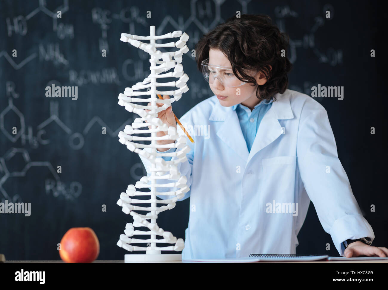 In der Lage, junge Forscherin Genomik im Labor zu erforschen Stockfoto