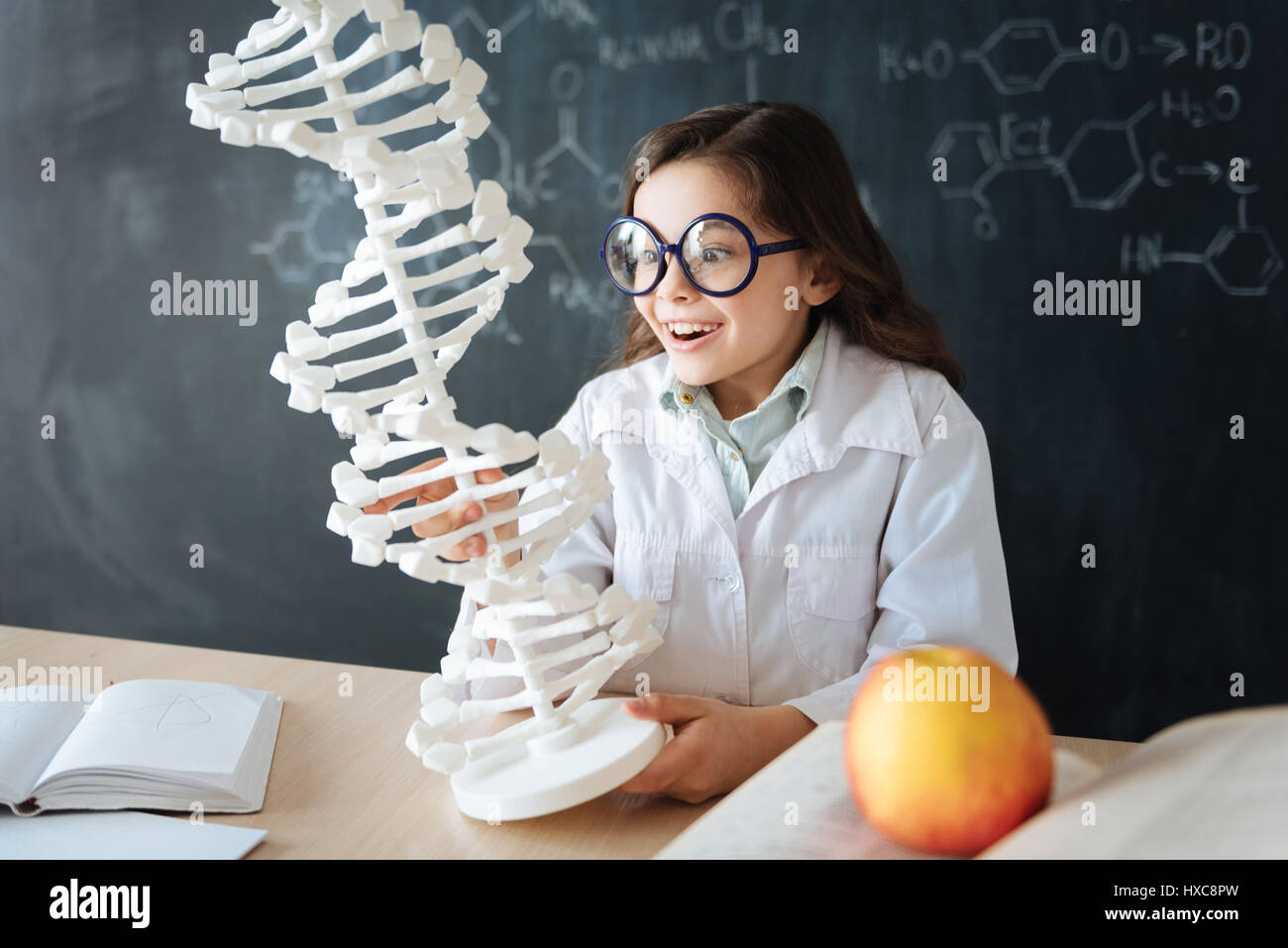 Begeistert kleine Schülerin Studium der genetischen Code-Änderungen in der Schule Stockfoto