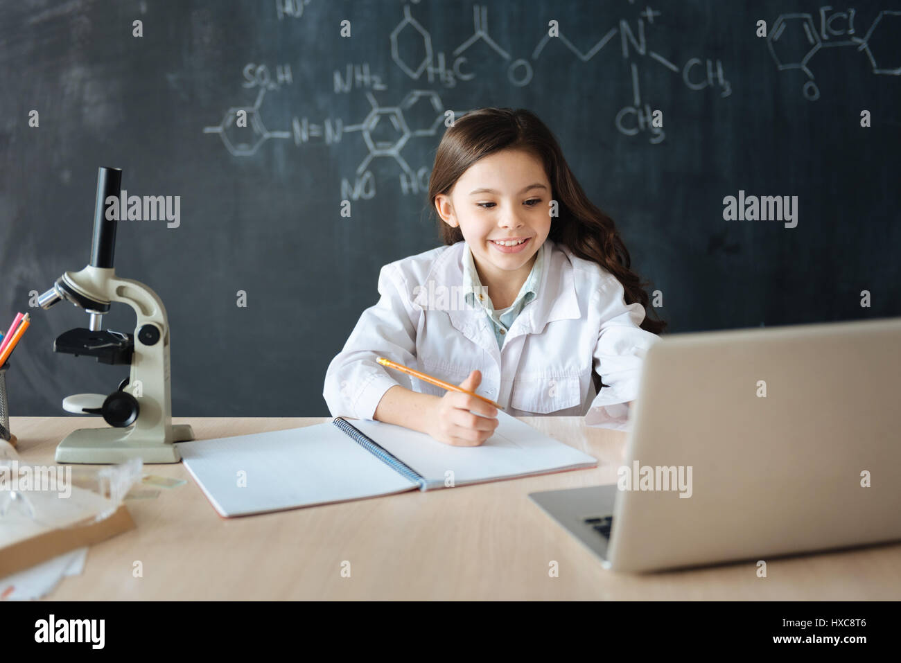 Multitasking-Mädchen Hausaufgaben im Labor Stockfoto