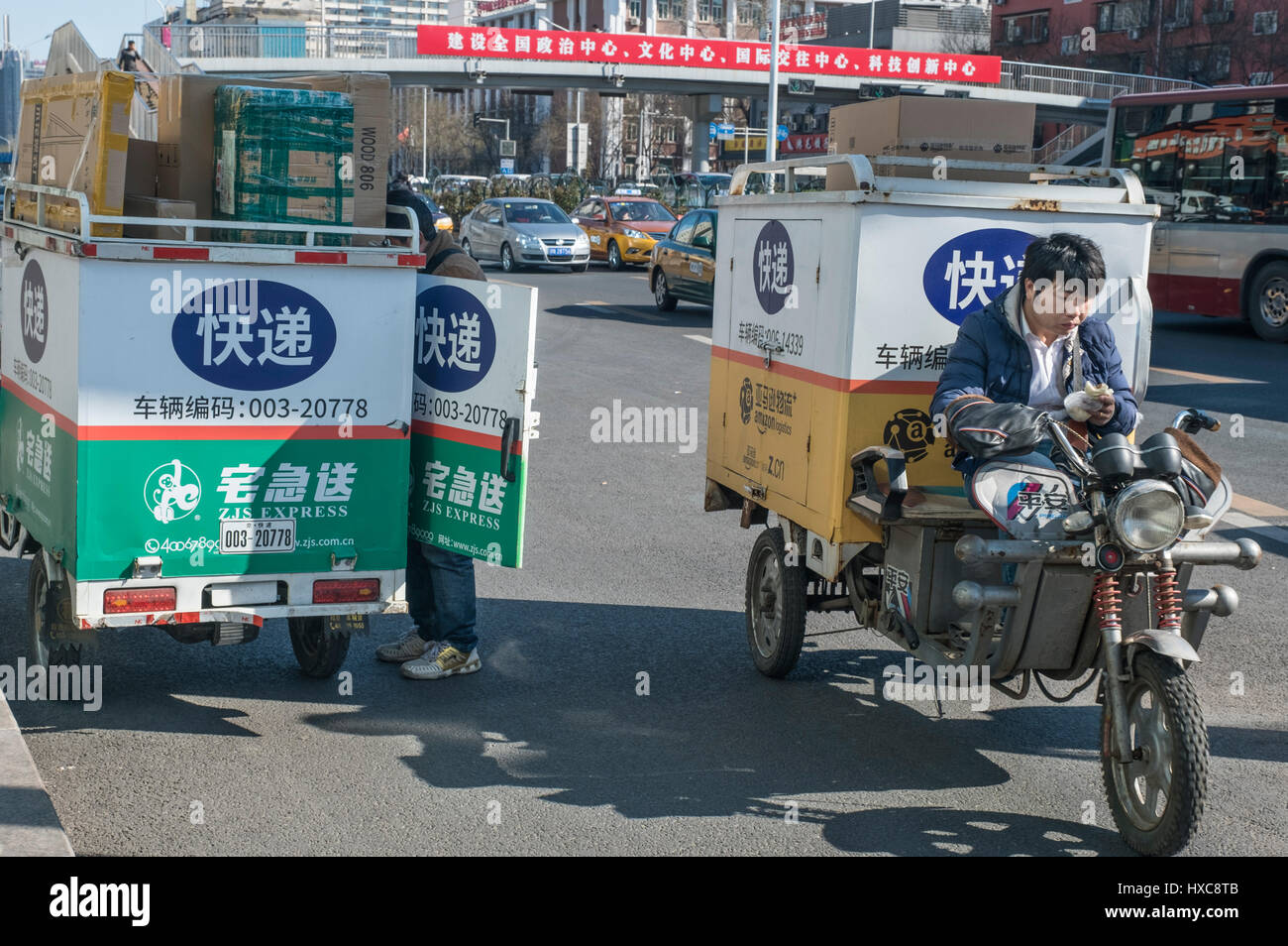 Die Express-Lieferung-Motorräder shuttle hin und her auf der Straße in Peking, China. 27. März 2017 Stockfoto