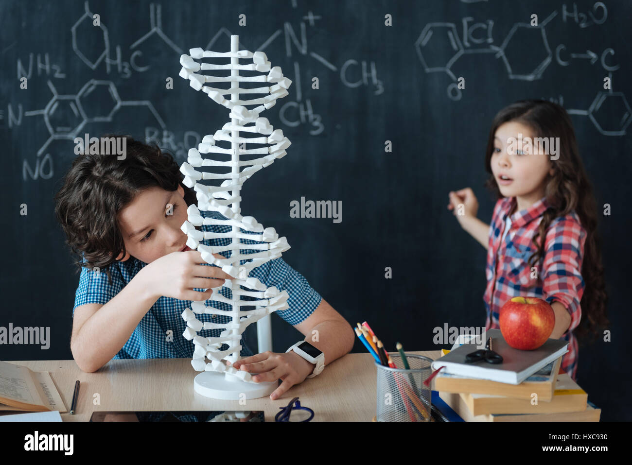 Erfinderische Kinder erforschen genetischen Code in der Schule Stockfoto