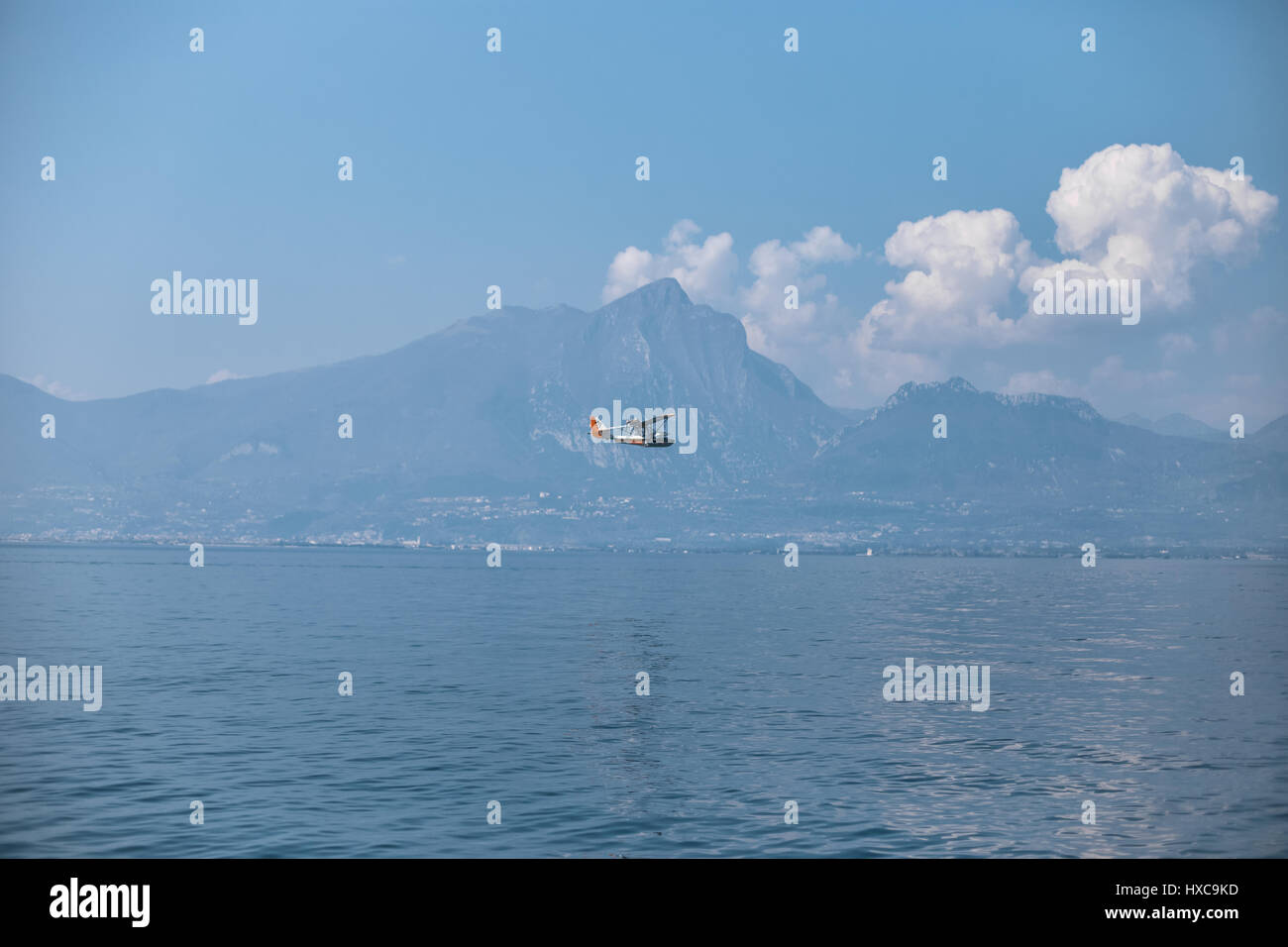 Fliegen Sie über den See - Lago di Garda, Italien (Flugzeug, Berge, Himmel) Stockfoto