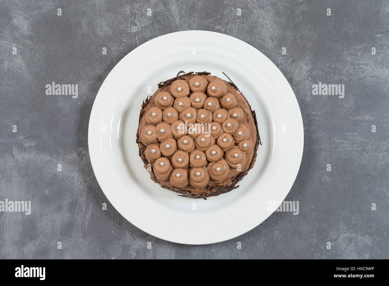 Drei Mehl Schokolade Kuchen mit Sahne mousse Stockfoto