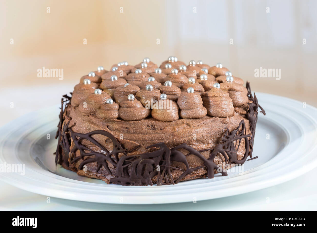 Drei Mehl Schokolade Kuchen mit Sahne mousse Stockfoto