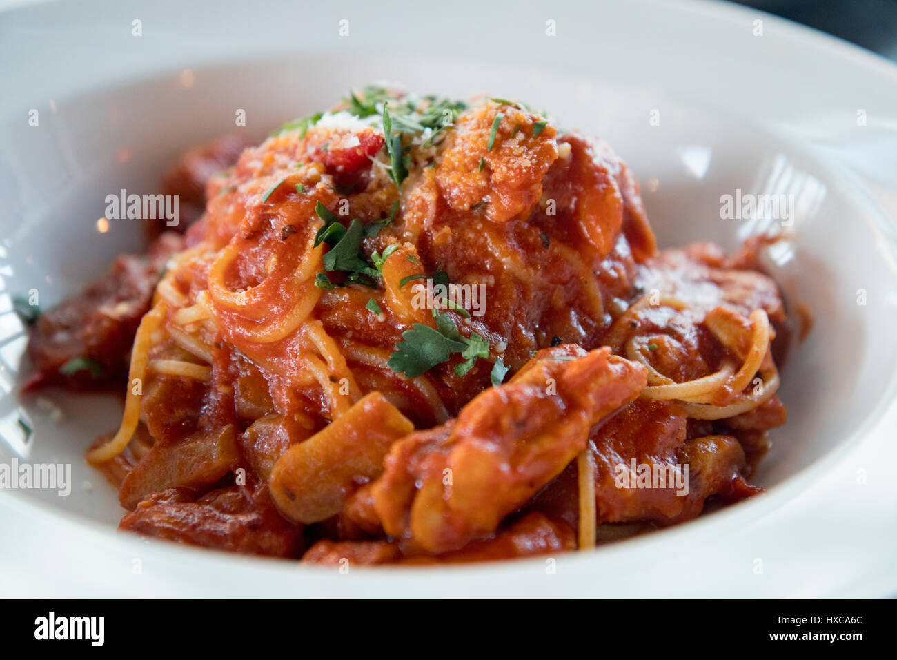 Peperoncini und Hähnchenbrust-Spaghetti-Top anzeigen Stockfoto